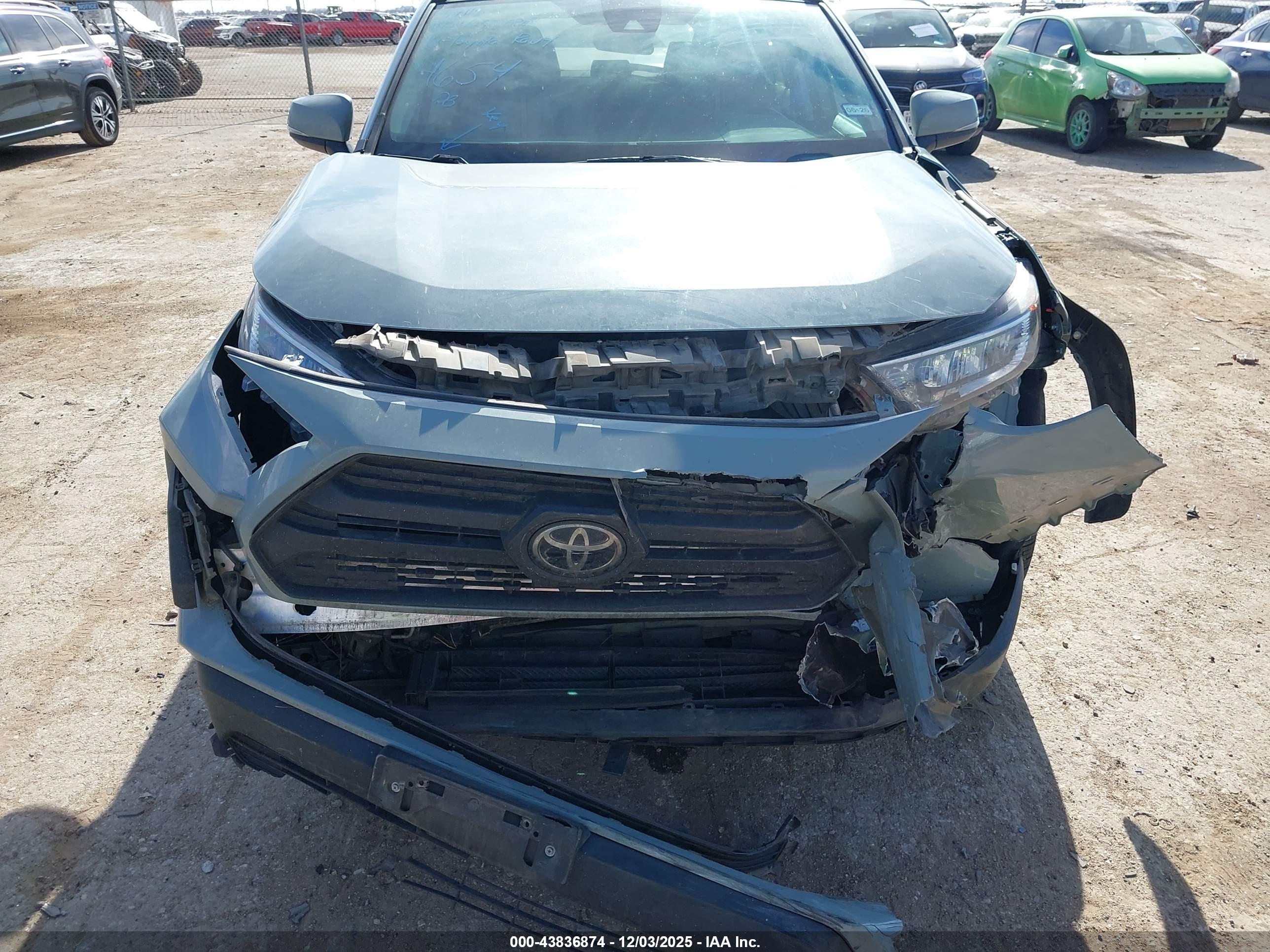 TOYOTA RAV4 image 6