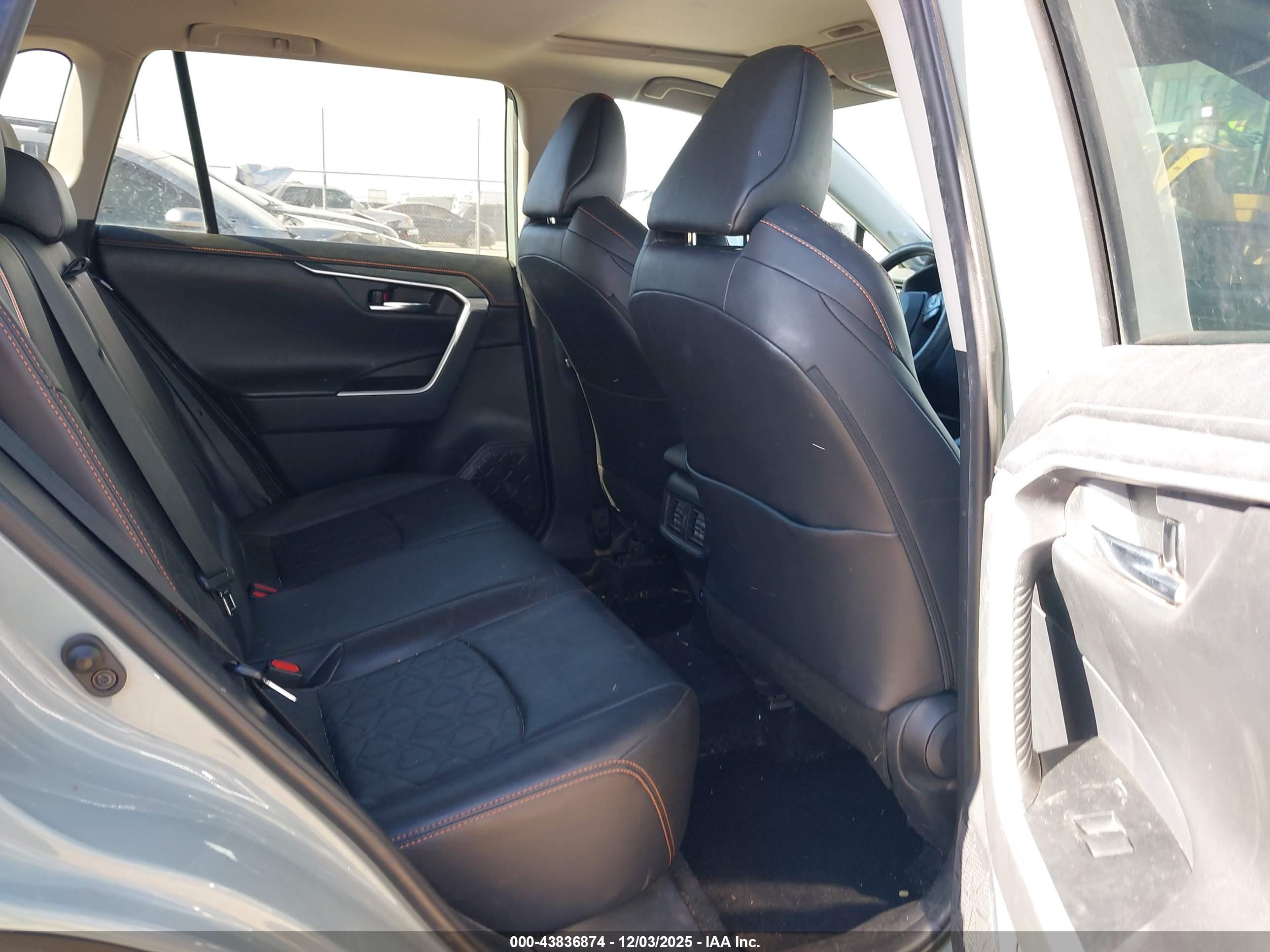 TOYOTA RAV4 image 8