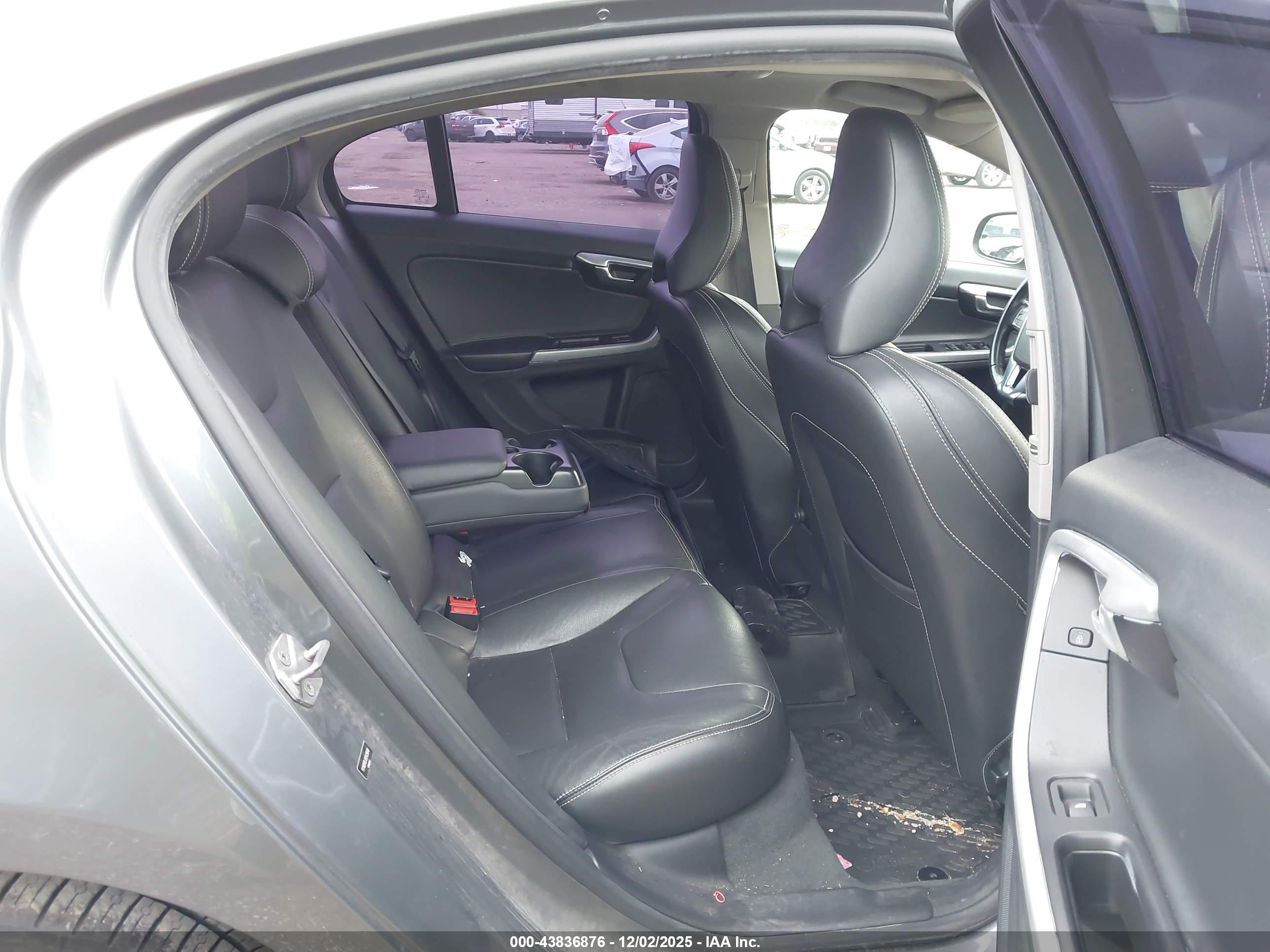 VOLVO S60 image 8