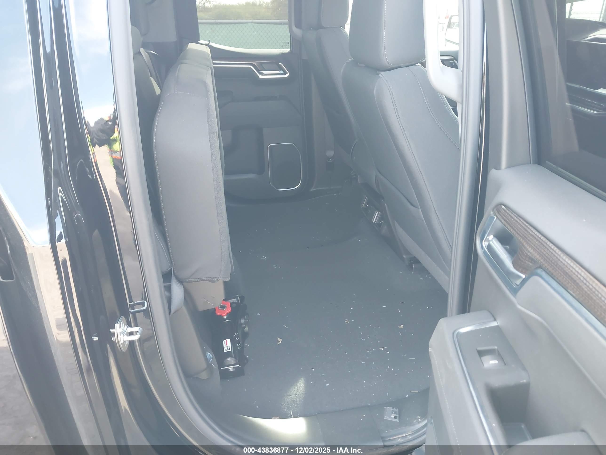 CHEVROLET SILVERADO image 8