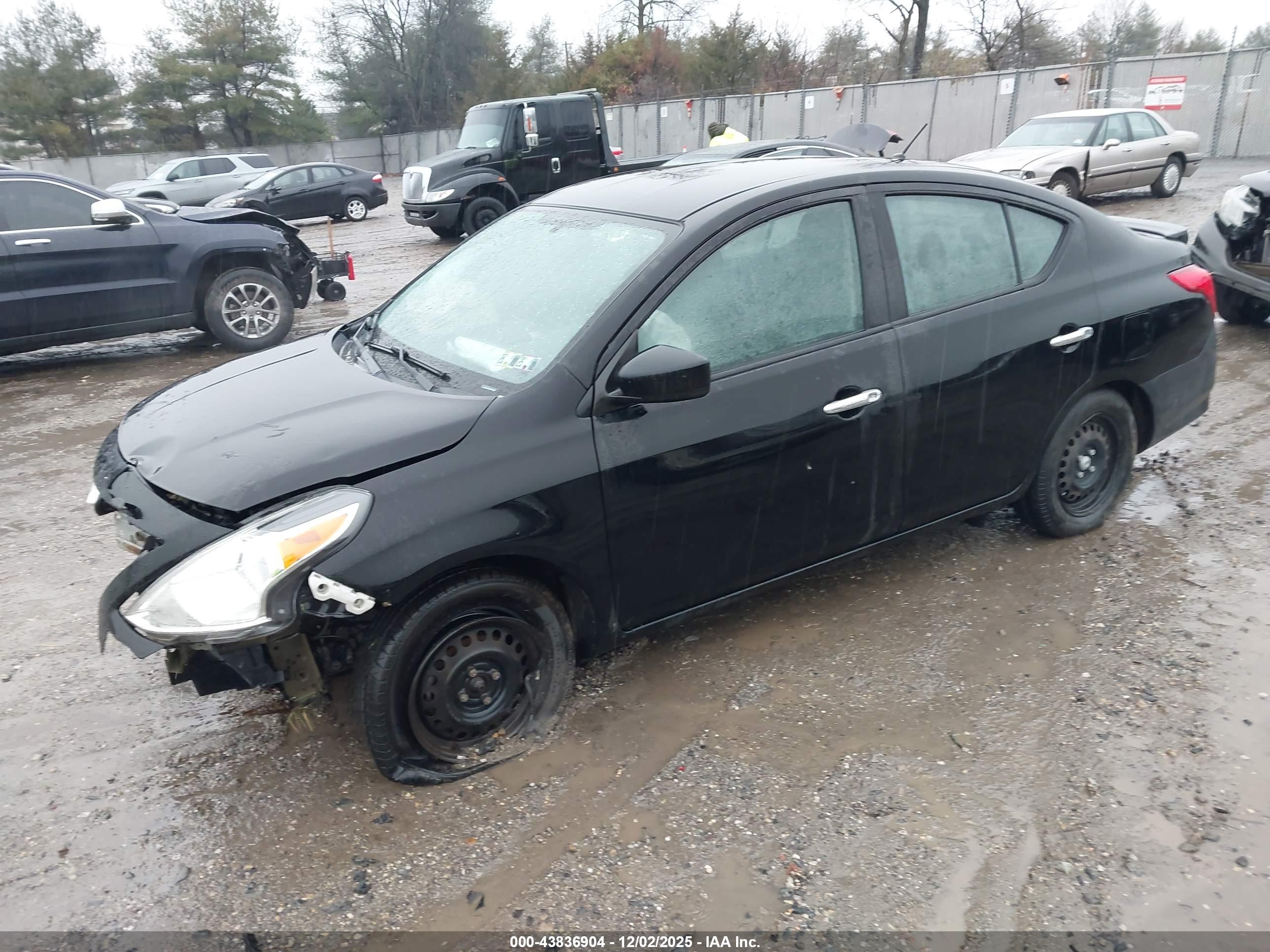NISSAN VERSA image 2