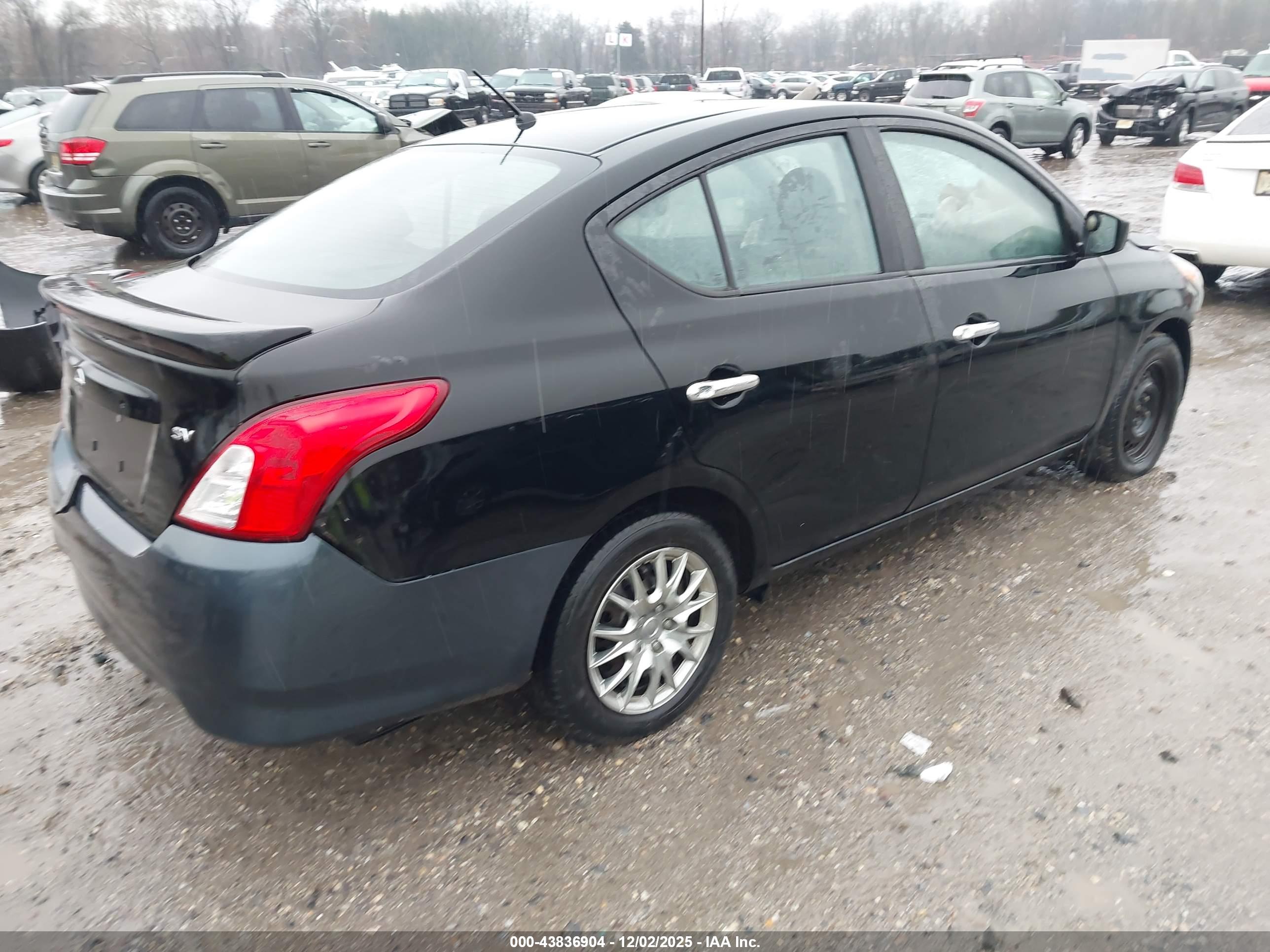 NISSAN VERSA image 4