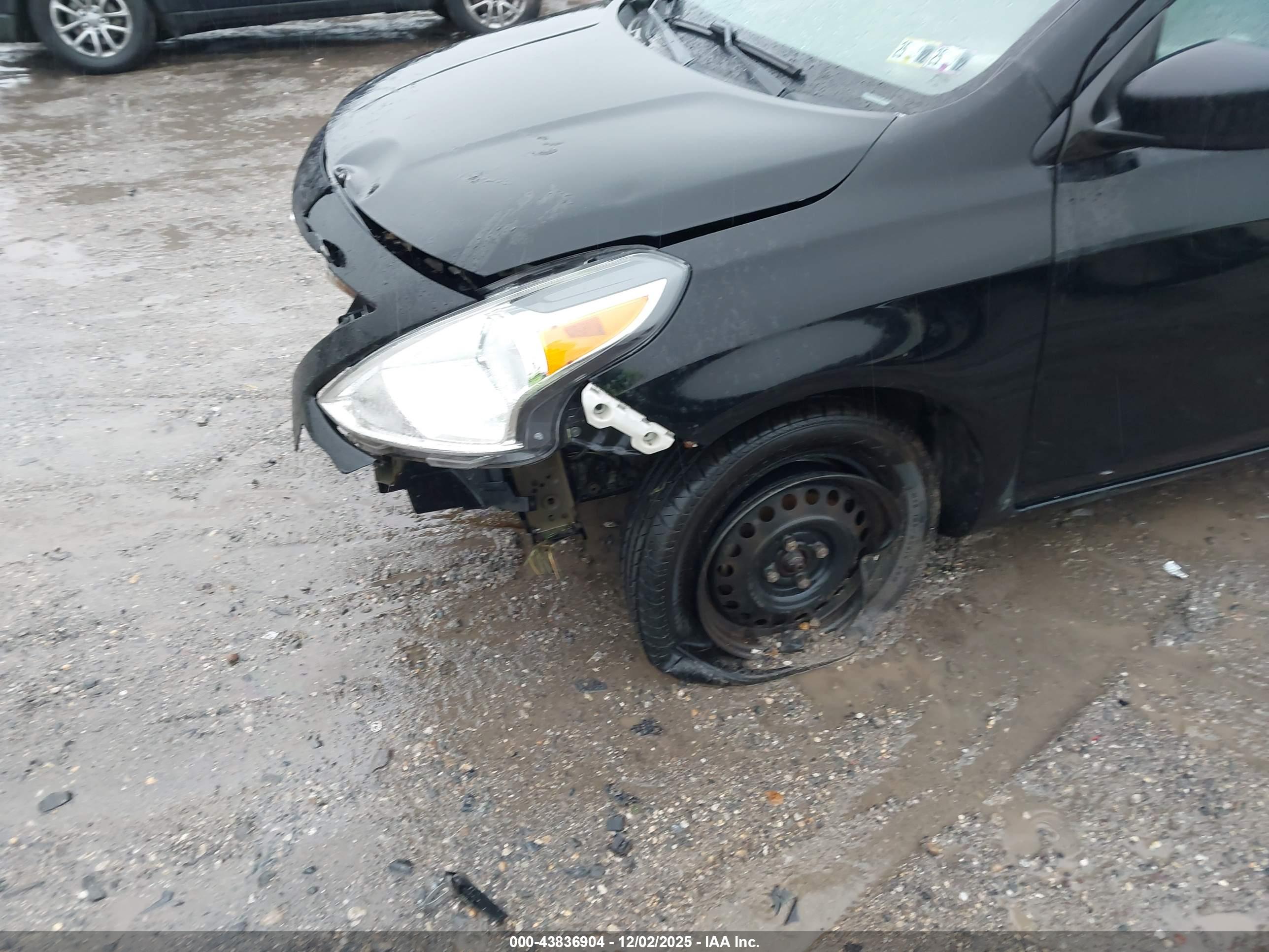 NISSAN VERSA image 6