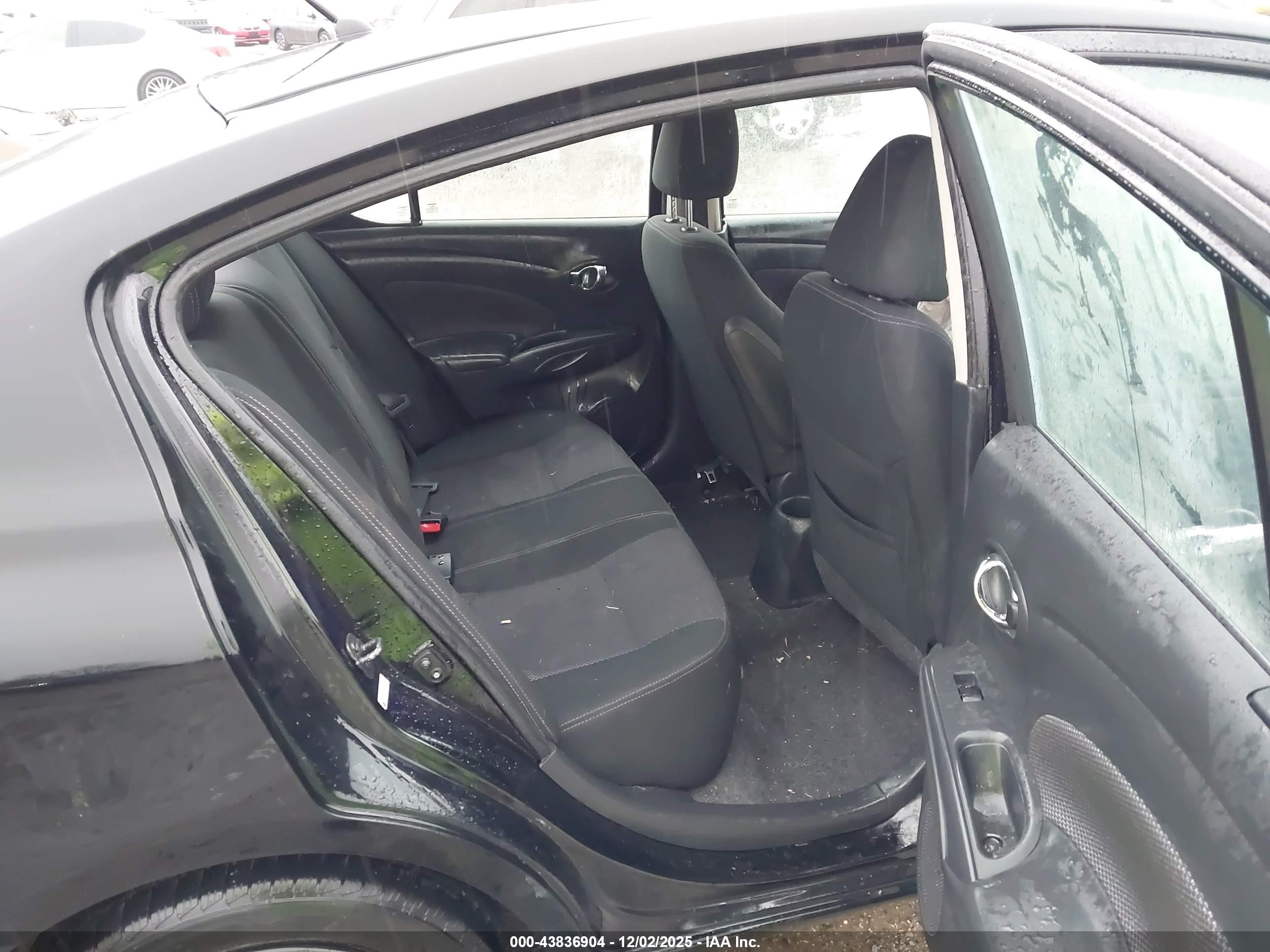NISSAN VERSA image 8