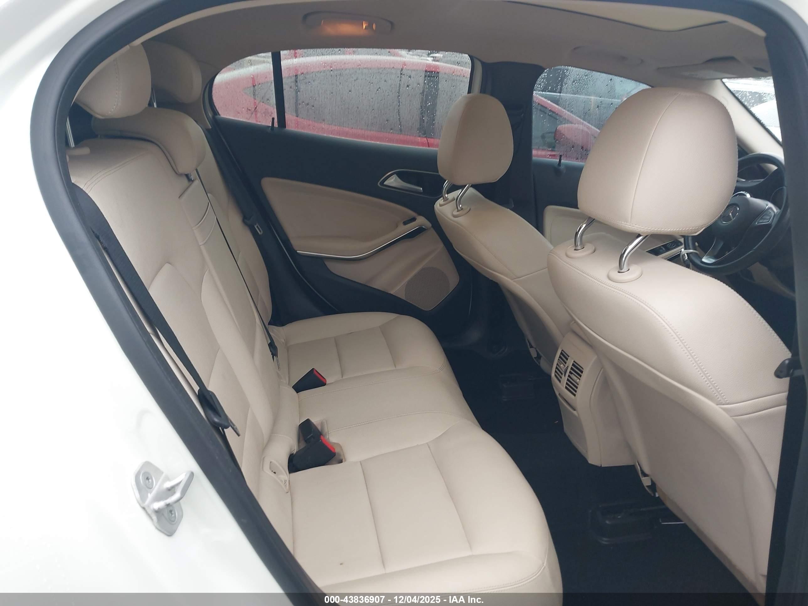 MERCEDES-BENZ GLA image 8