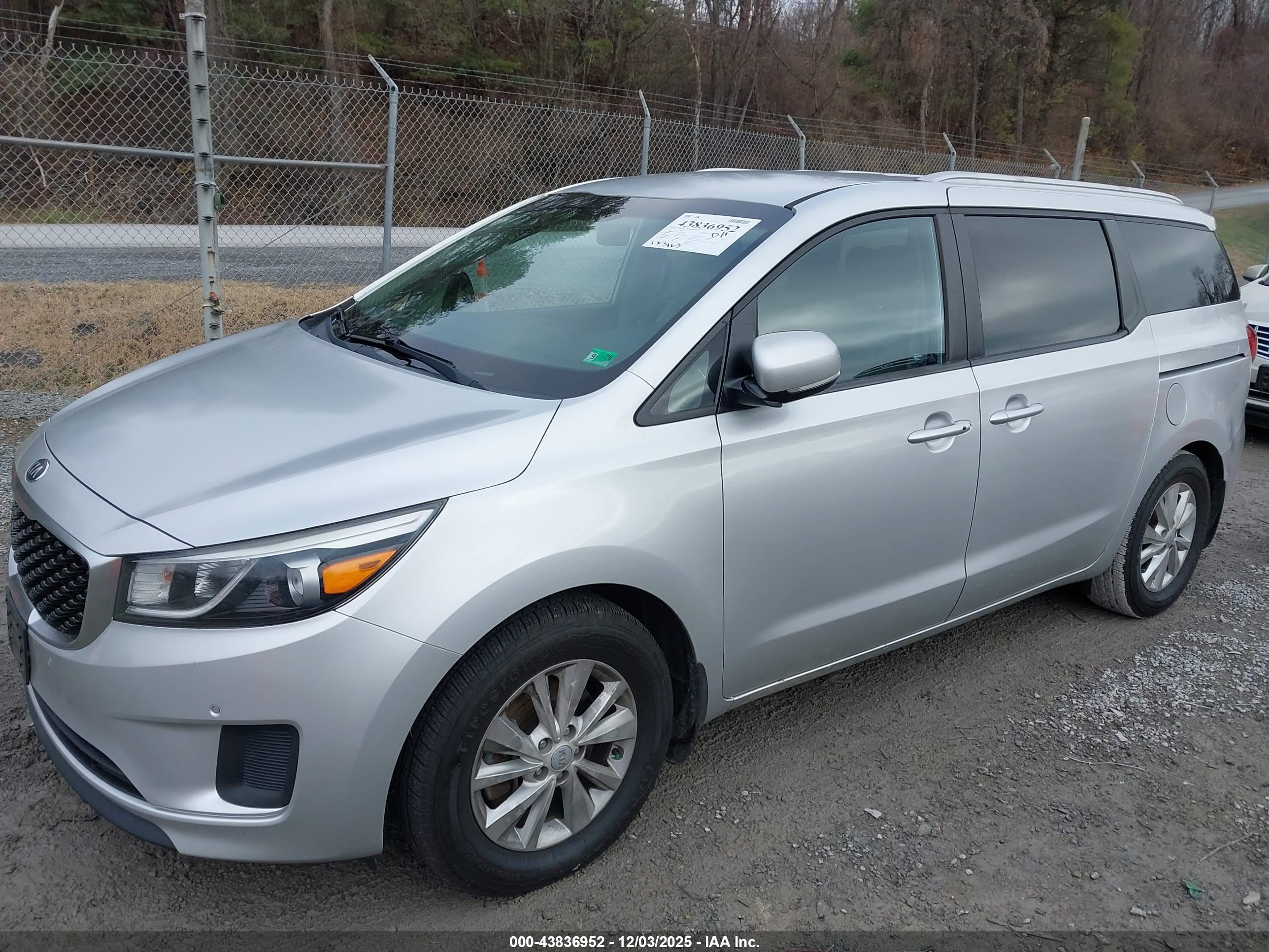 KIA SEDONA image 2