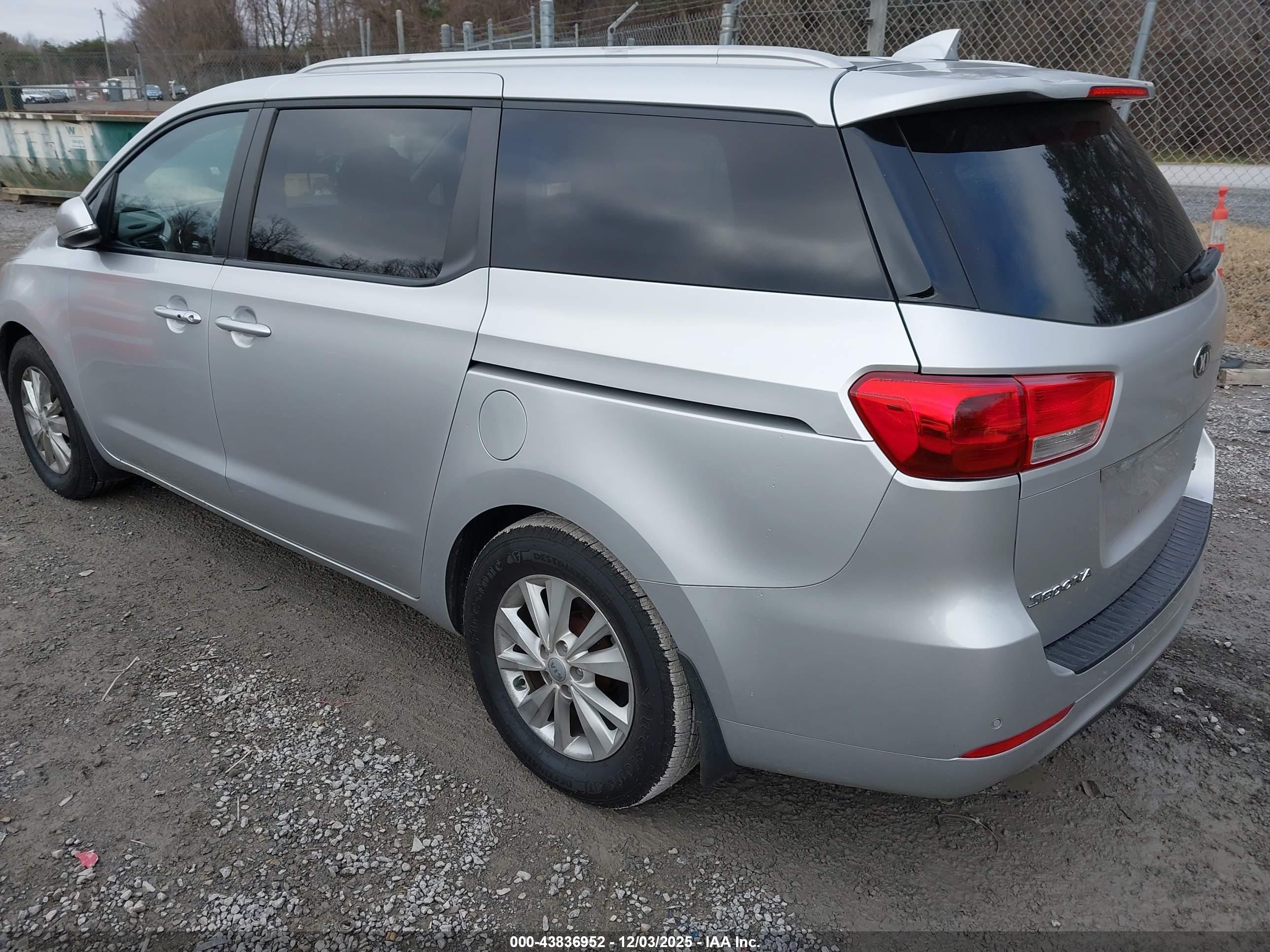 KIA SEDONA image 3