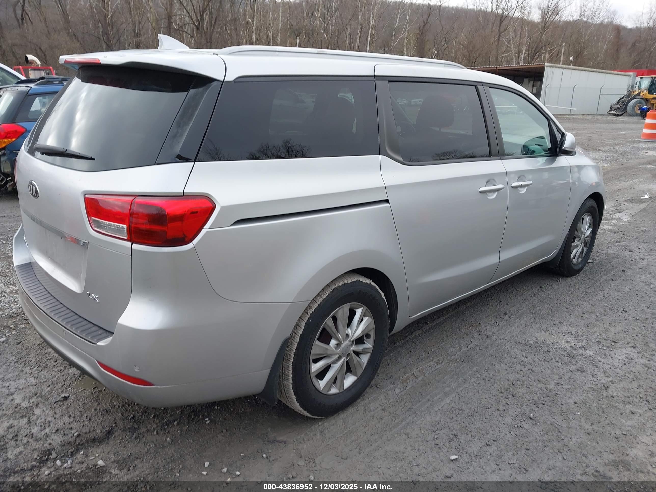 KIA SEDONA image 4