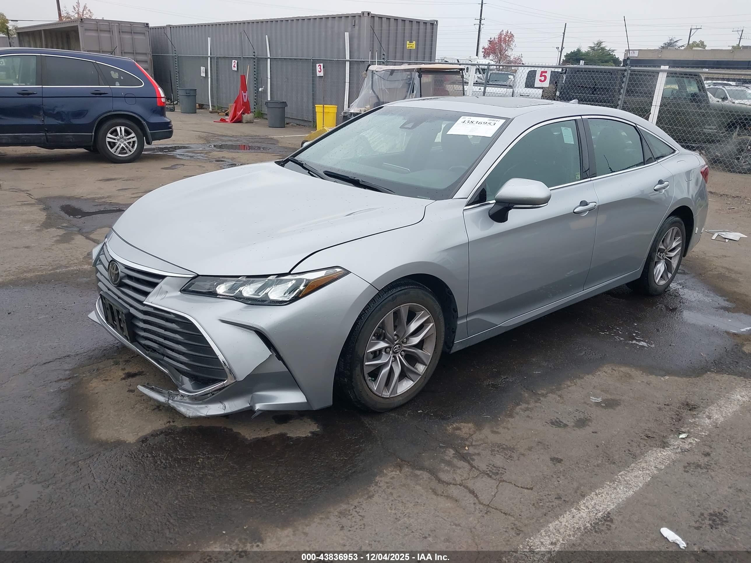 TOYOTA AVALON image 2