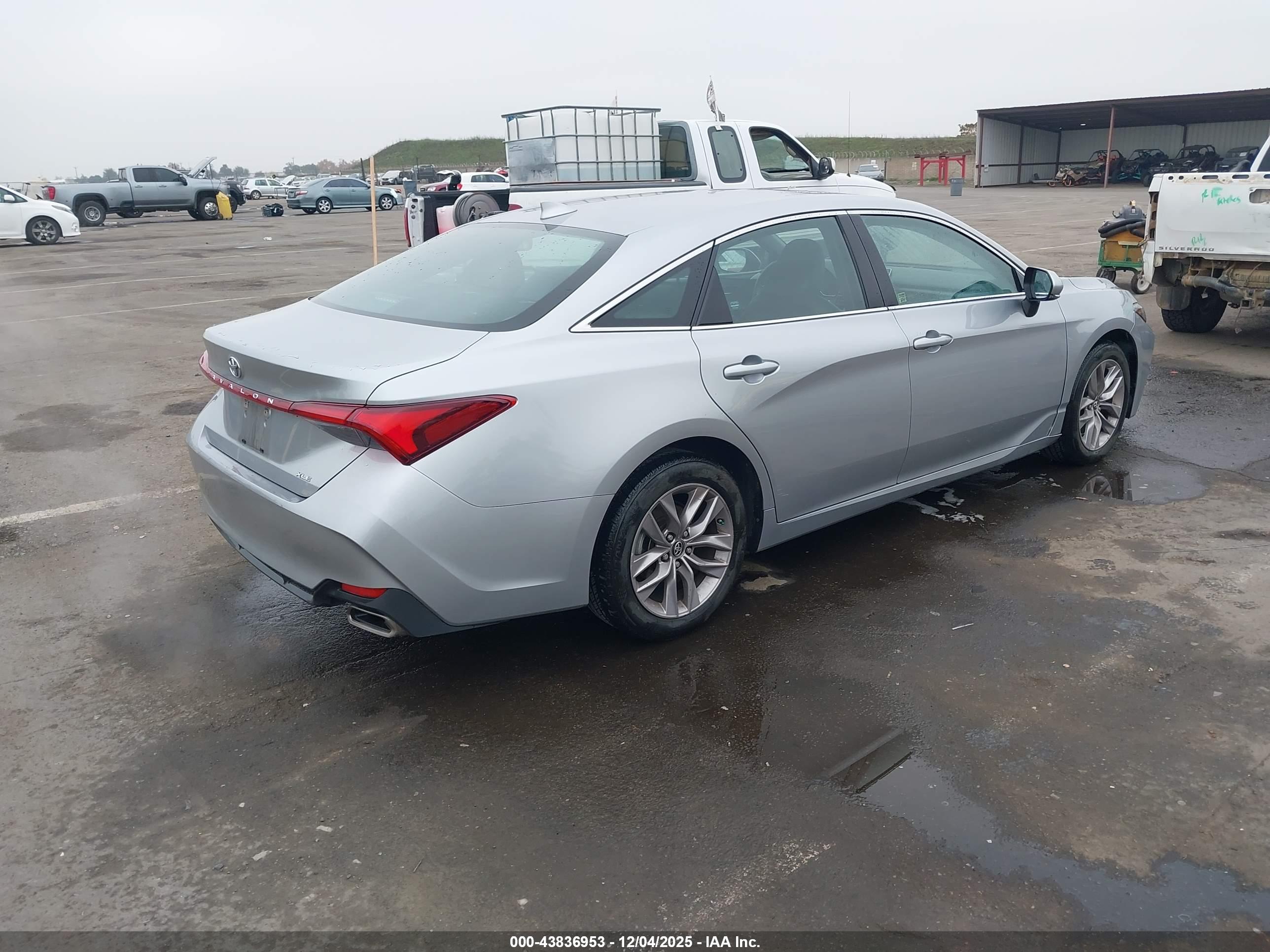 TOYOTA AVALON image 4