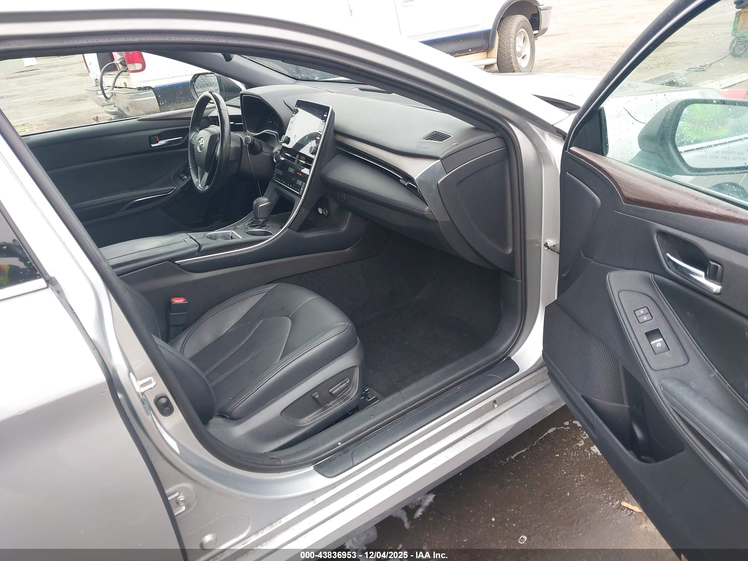 TOYOTA AVALON image 5