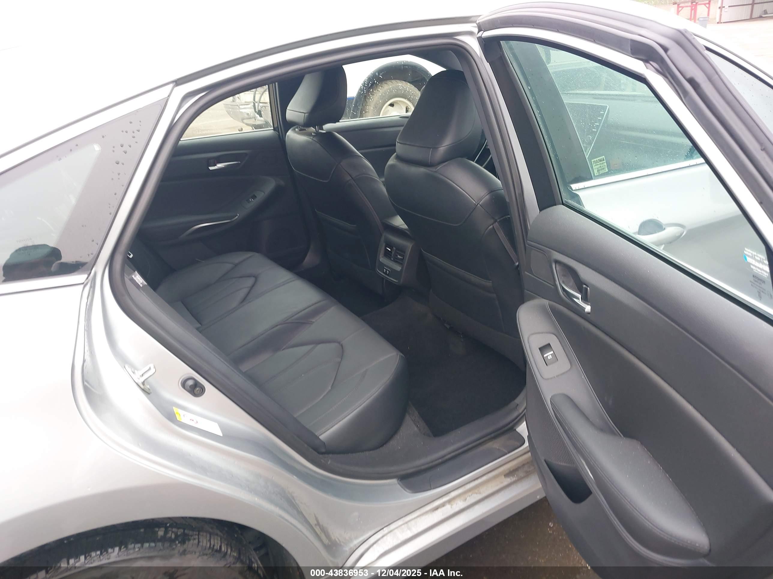 TOYOTA AVALON image 8