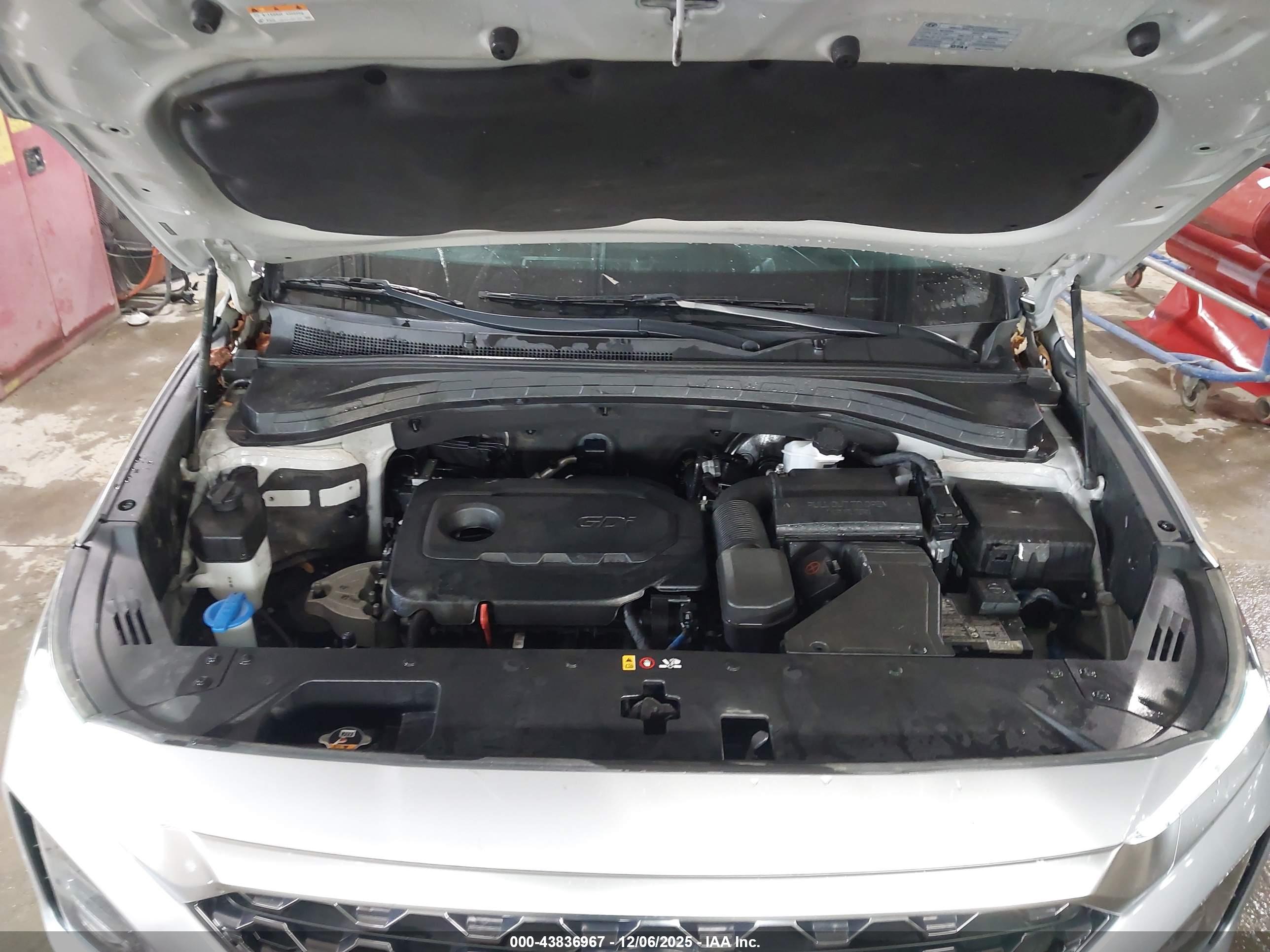 HYUNDAI SANTA image 10