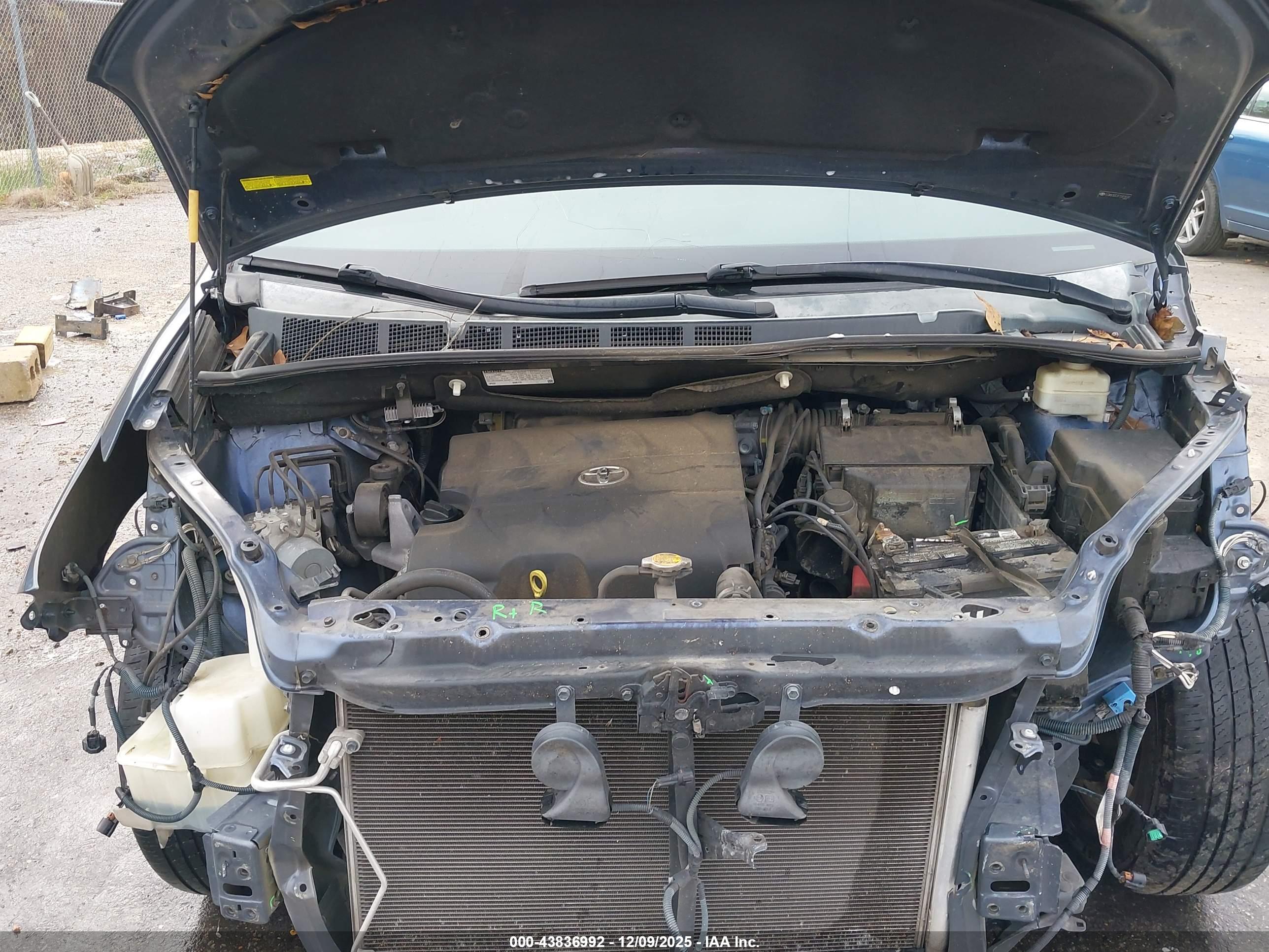TOYOTA SIENNA image 10