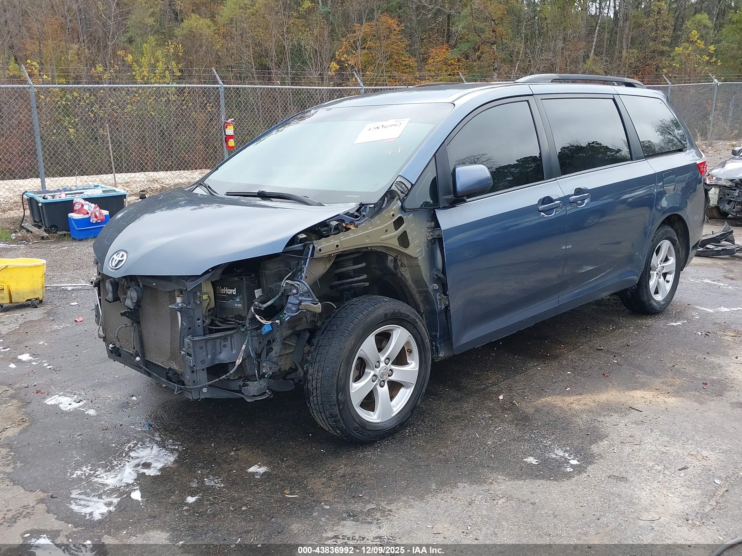 TOYOTA SIENNA image 2
