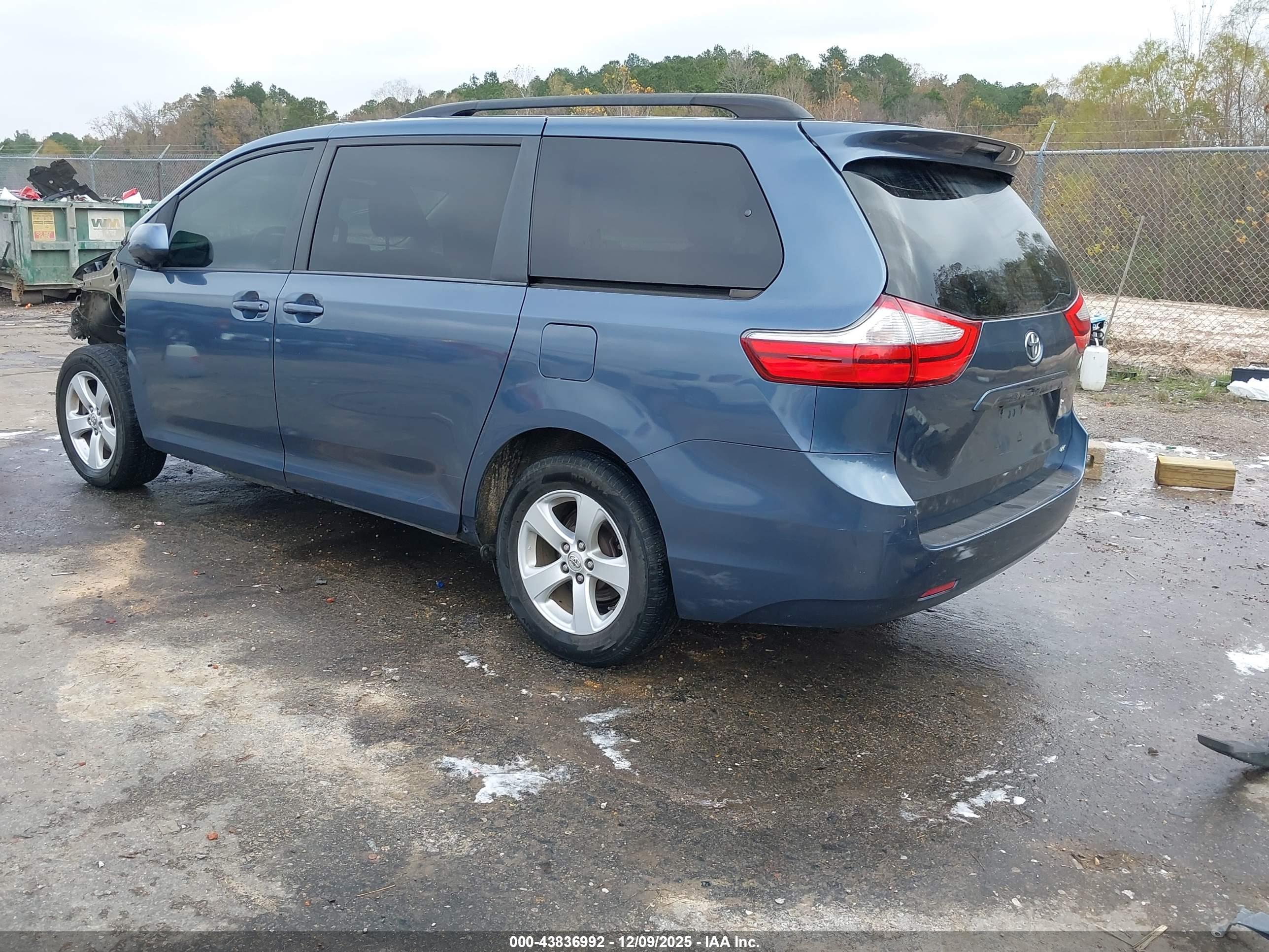 TOYOTA SIENNA image 3