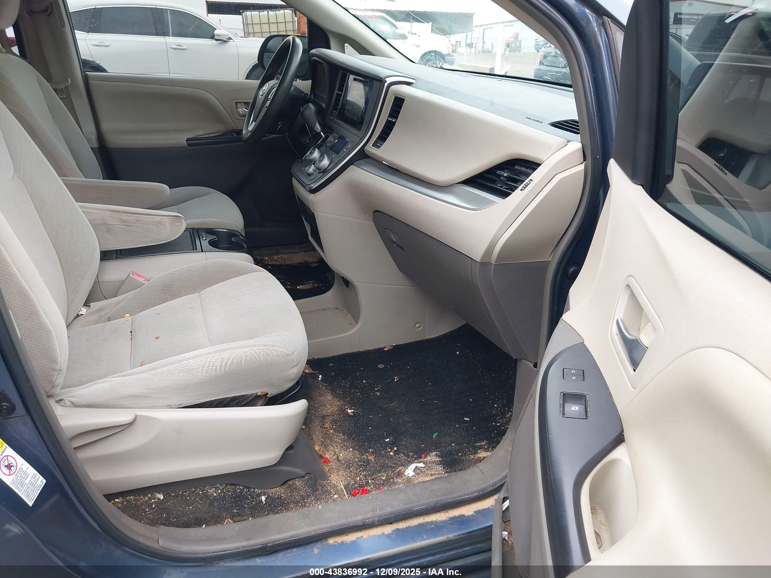TOYOTA SIENNA image 5