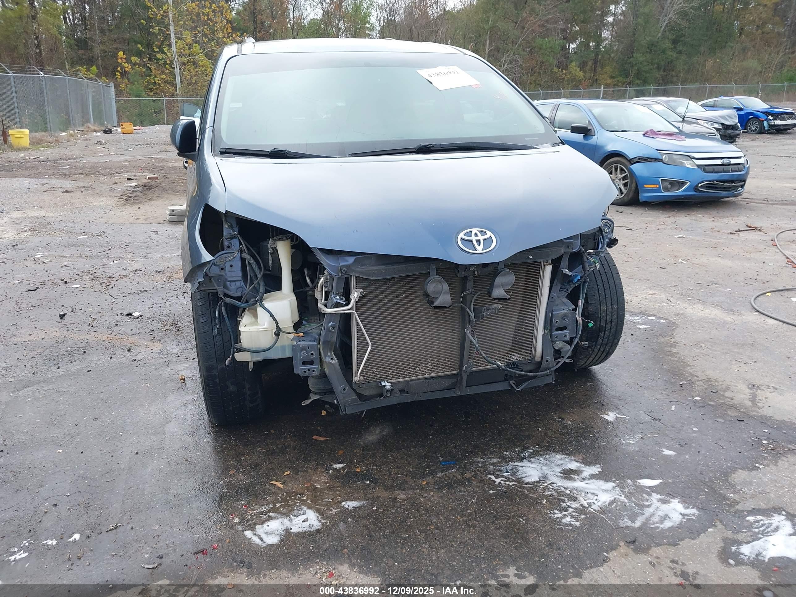 TOYOTA SIENNA image 6