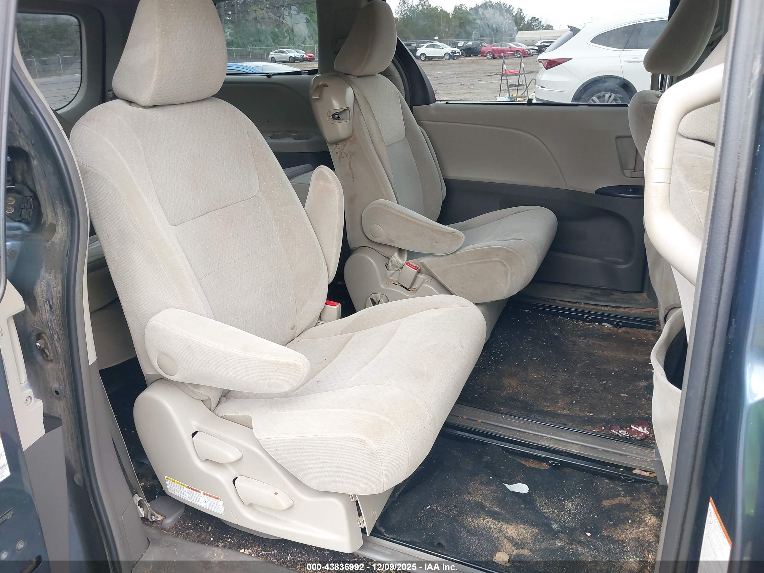 TOYOTA SIENNA image 8
