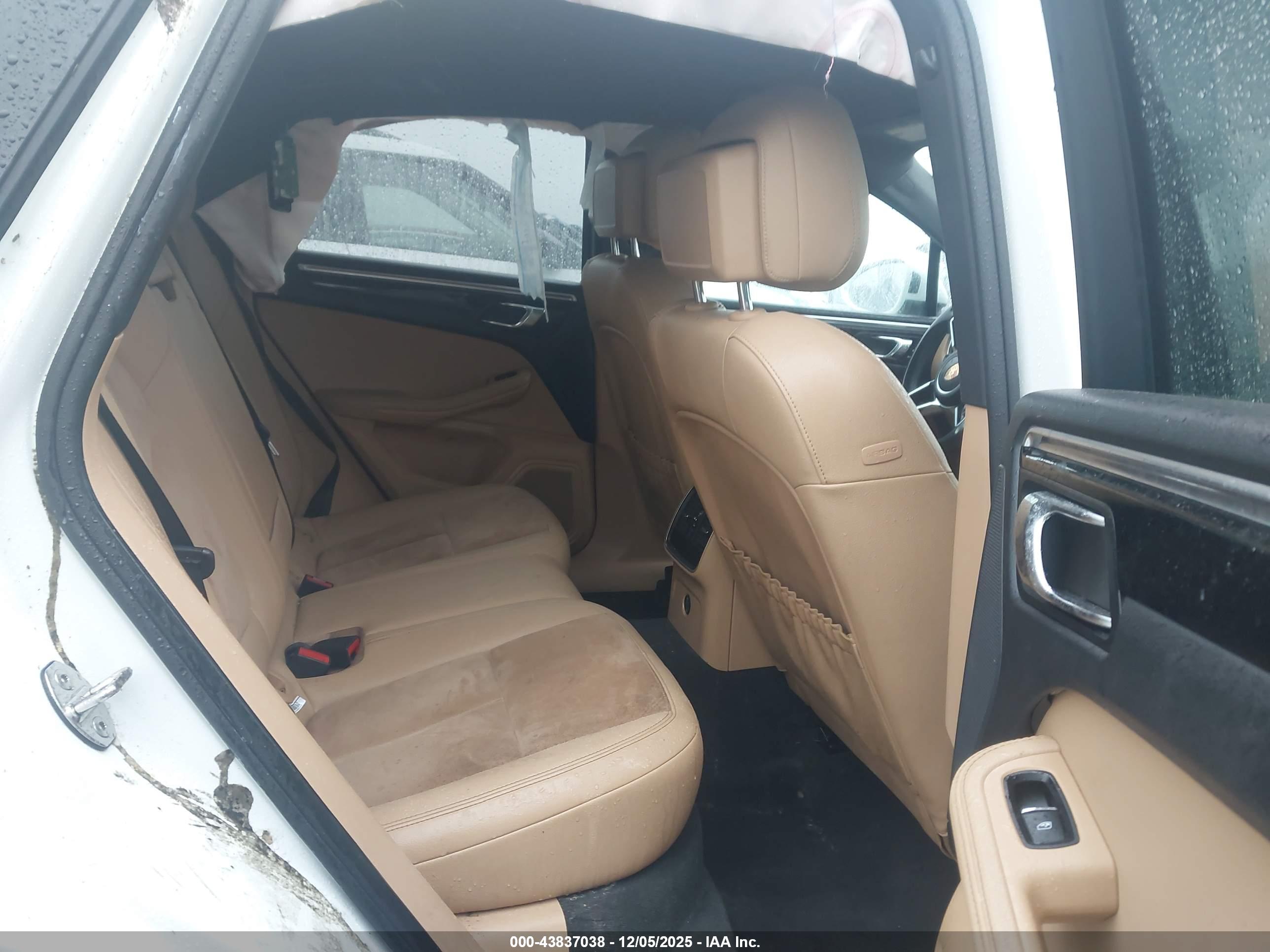PORSCHE MACAN image 8