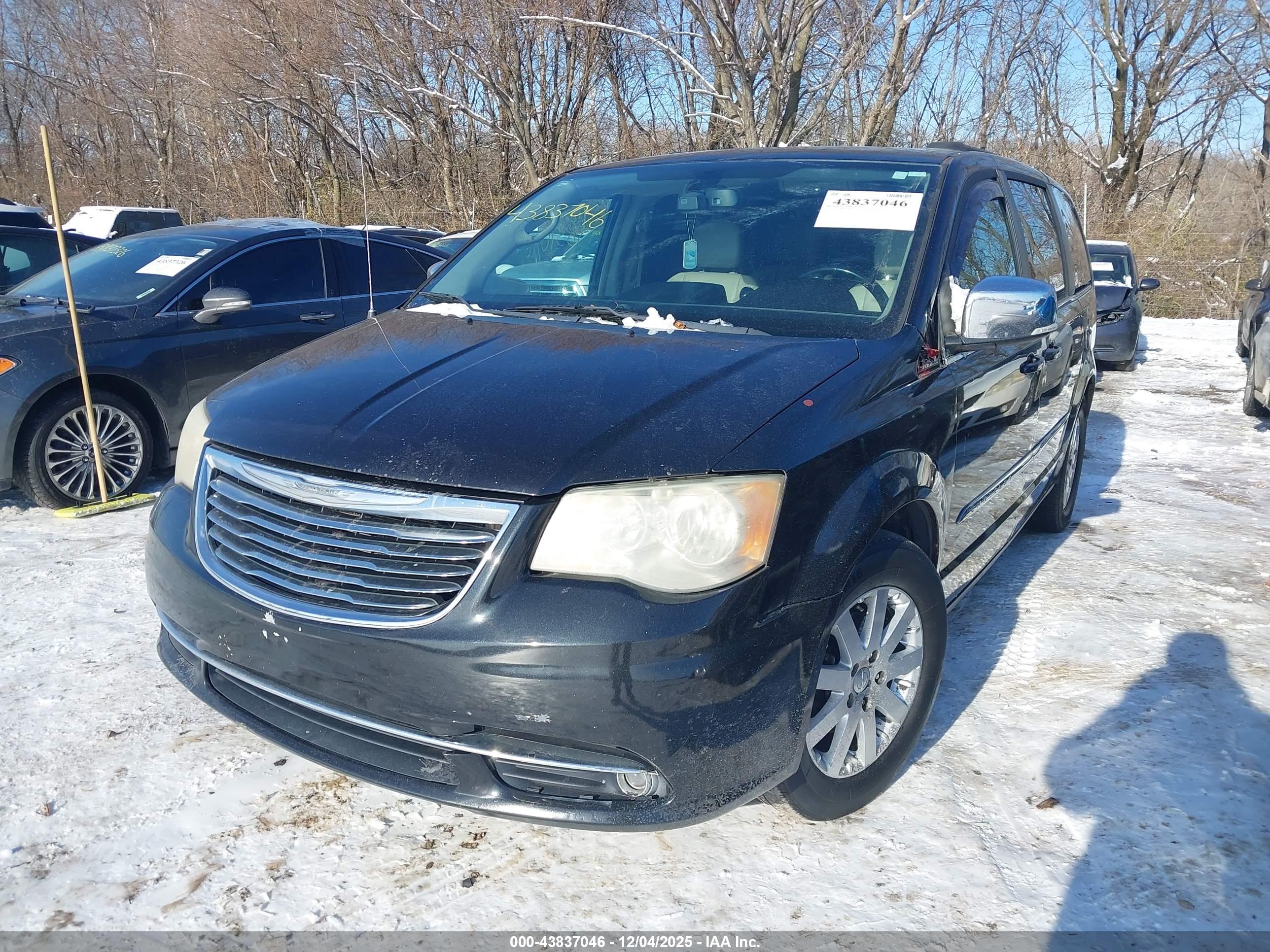 CHRYSLER TOWN image 2