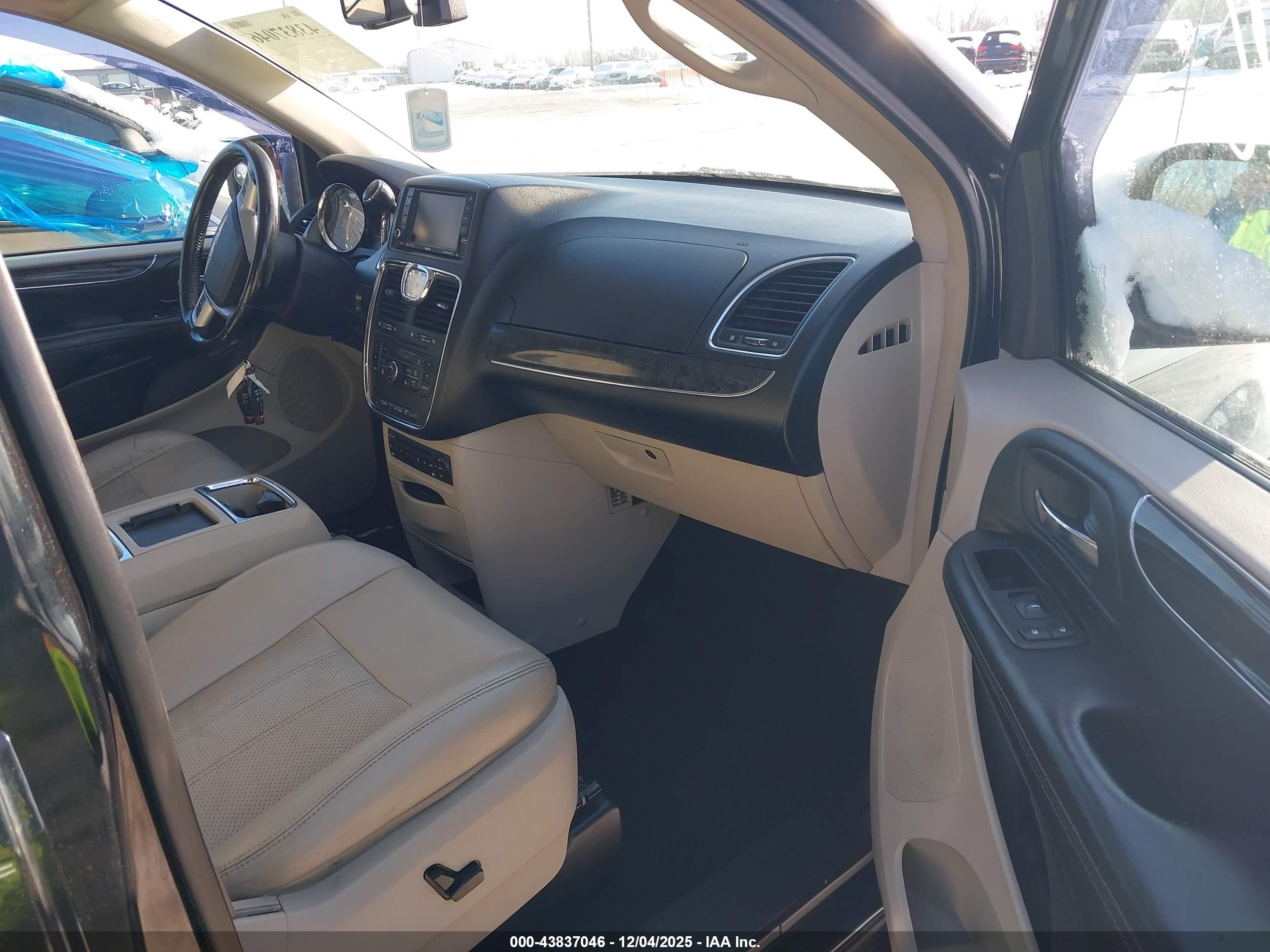 CHRYSLER TOWN image 5