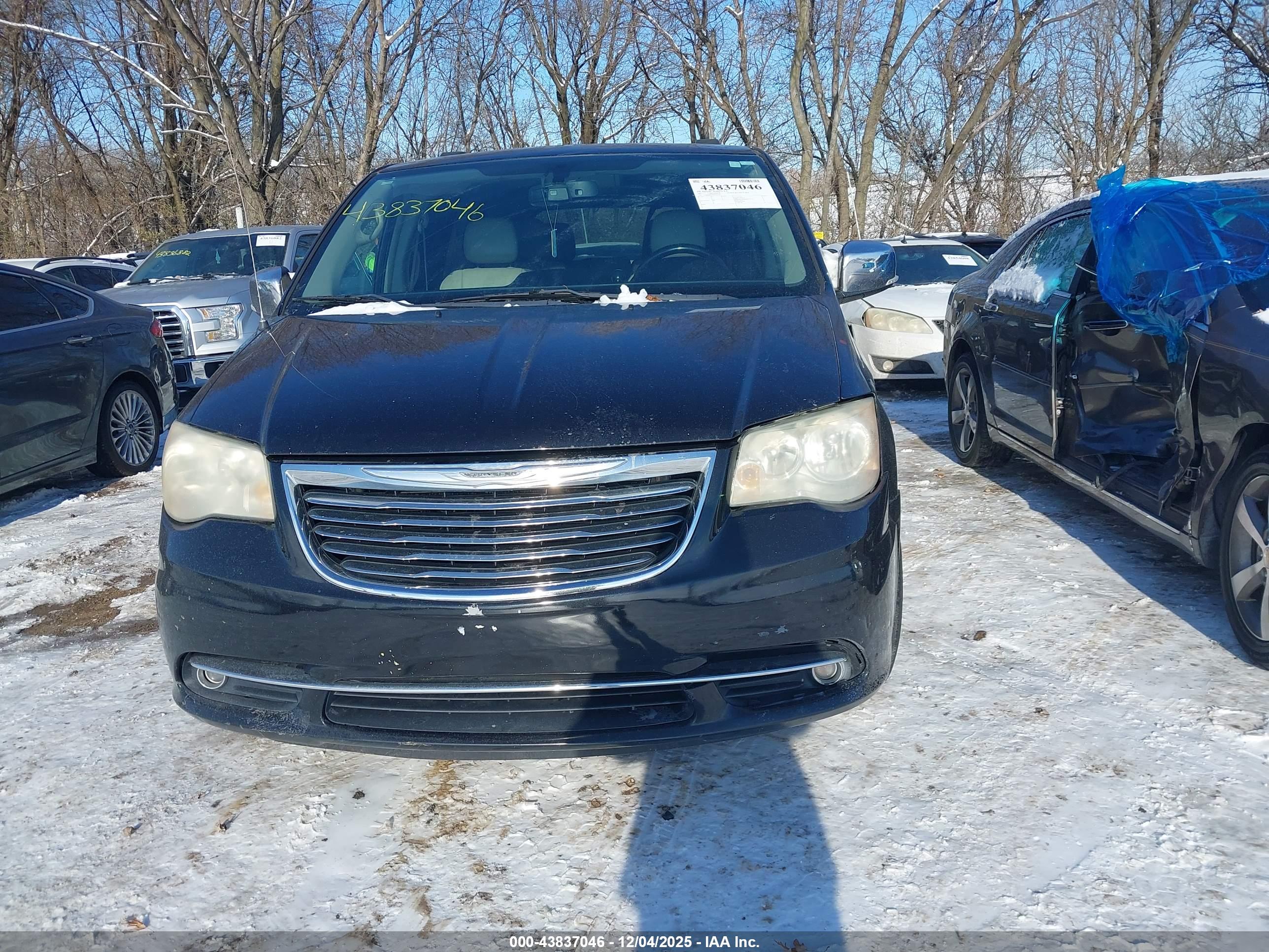 CHRYSLER TOWN image 6