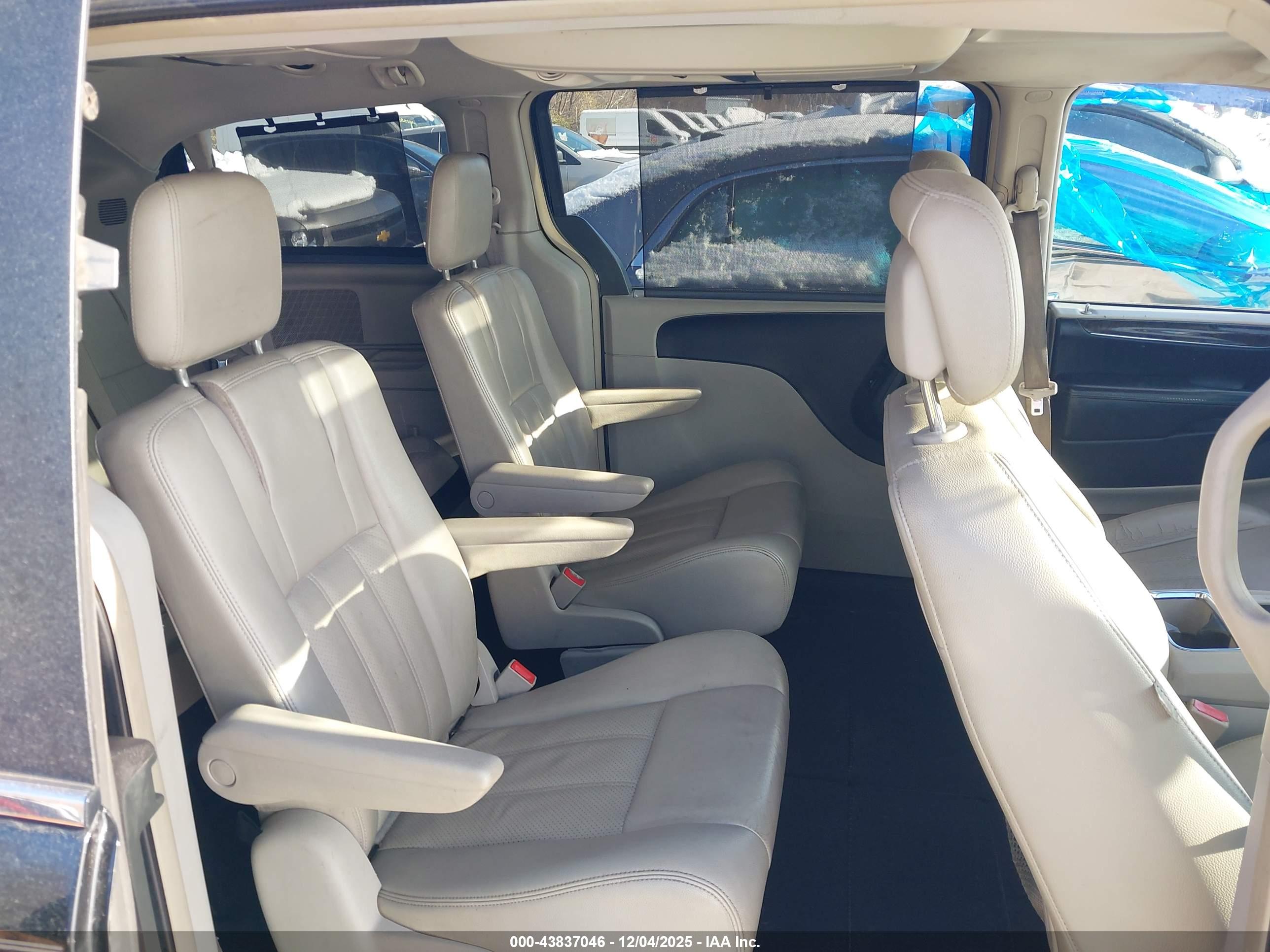 CHRYSLER TOWN image 8