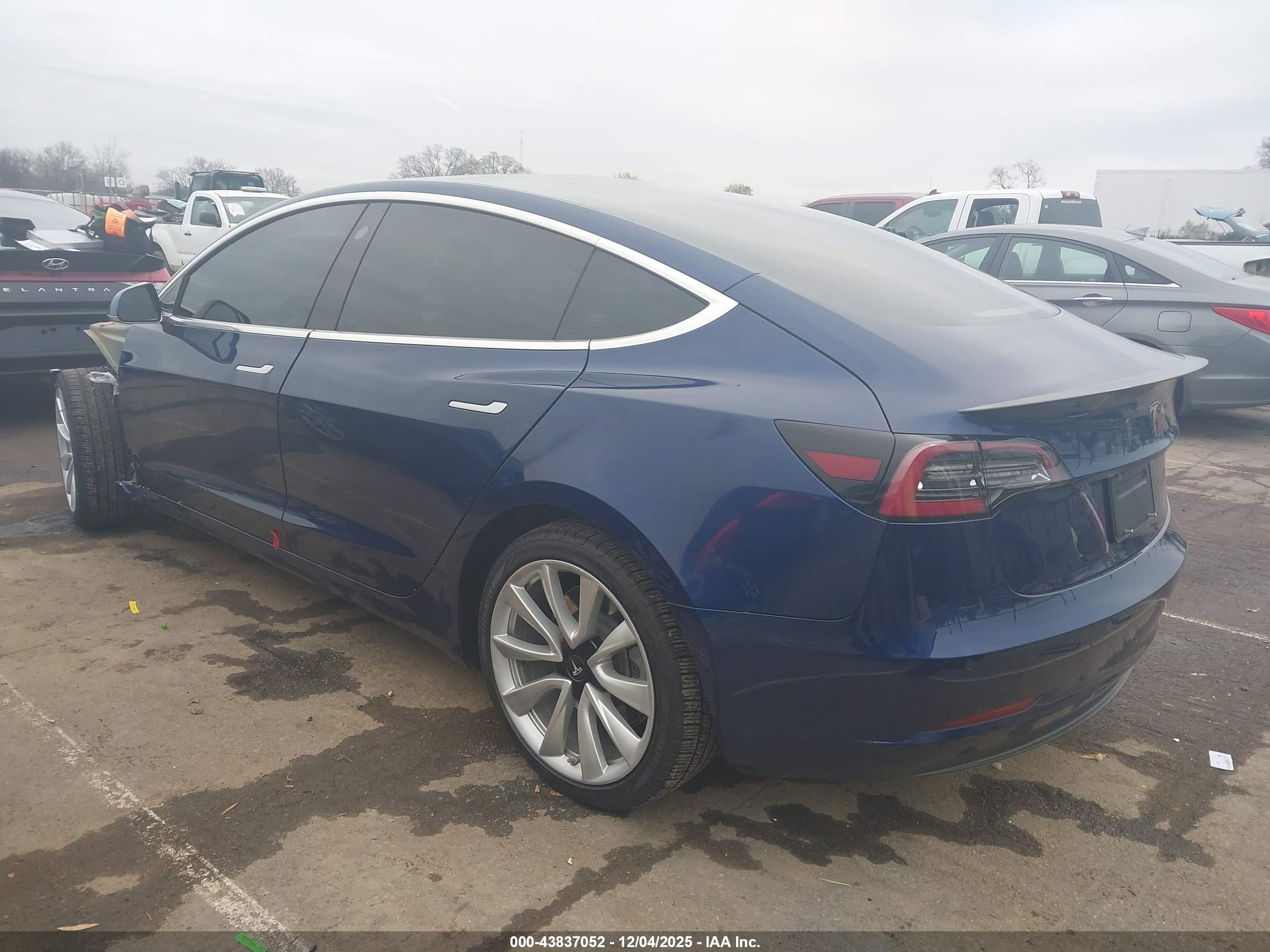 TESLA MODEL image 3