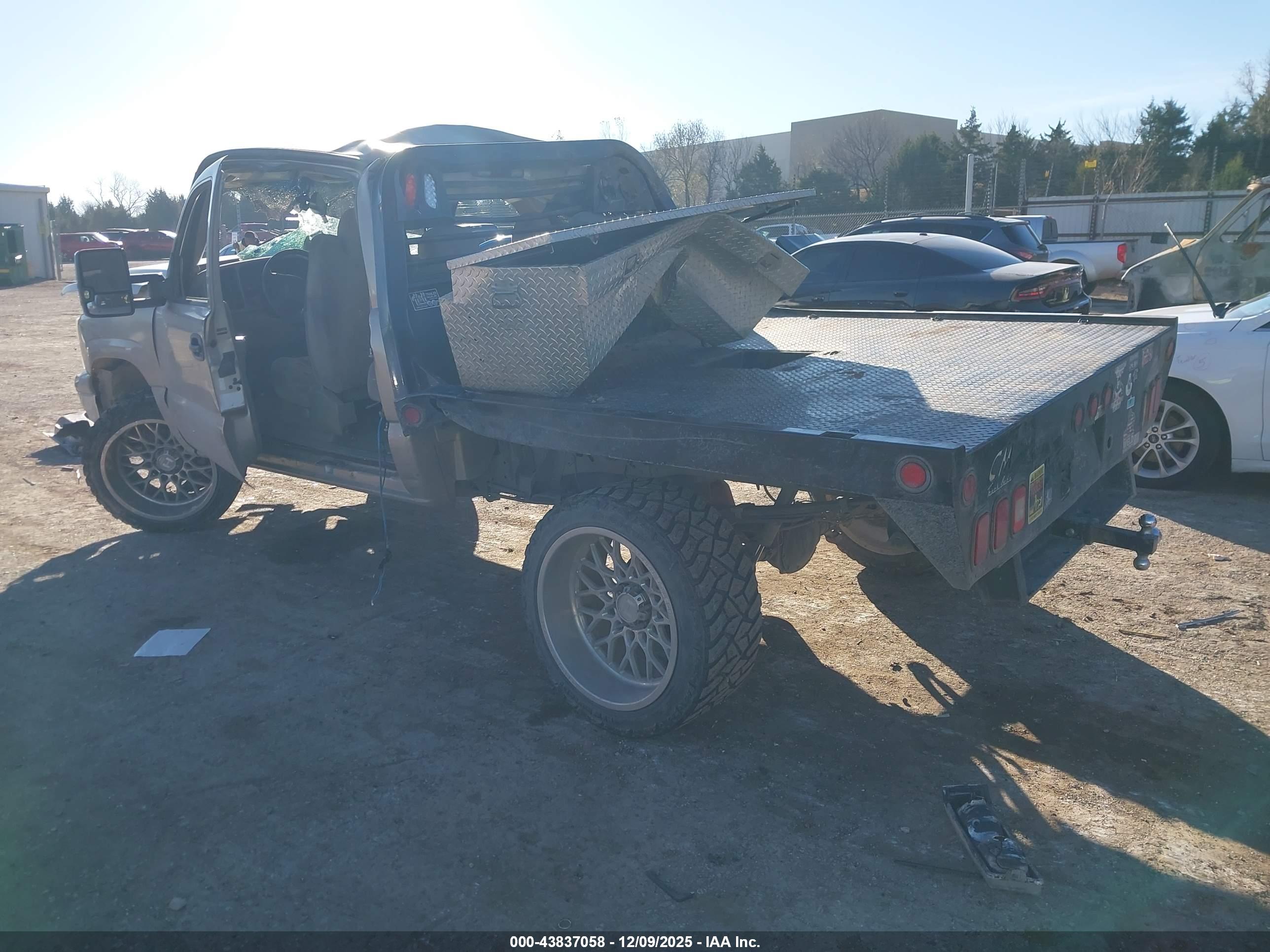 CHEVROLET SILVERADO image 3