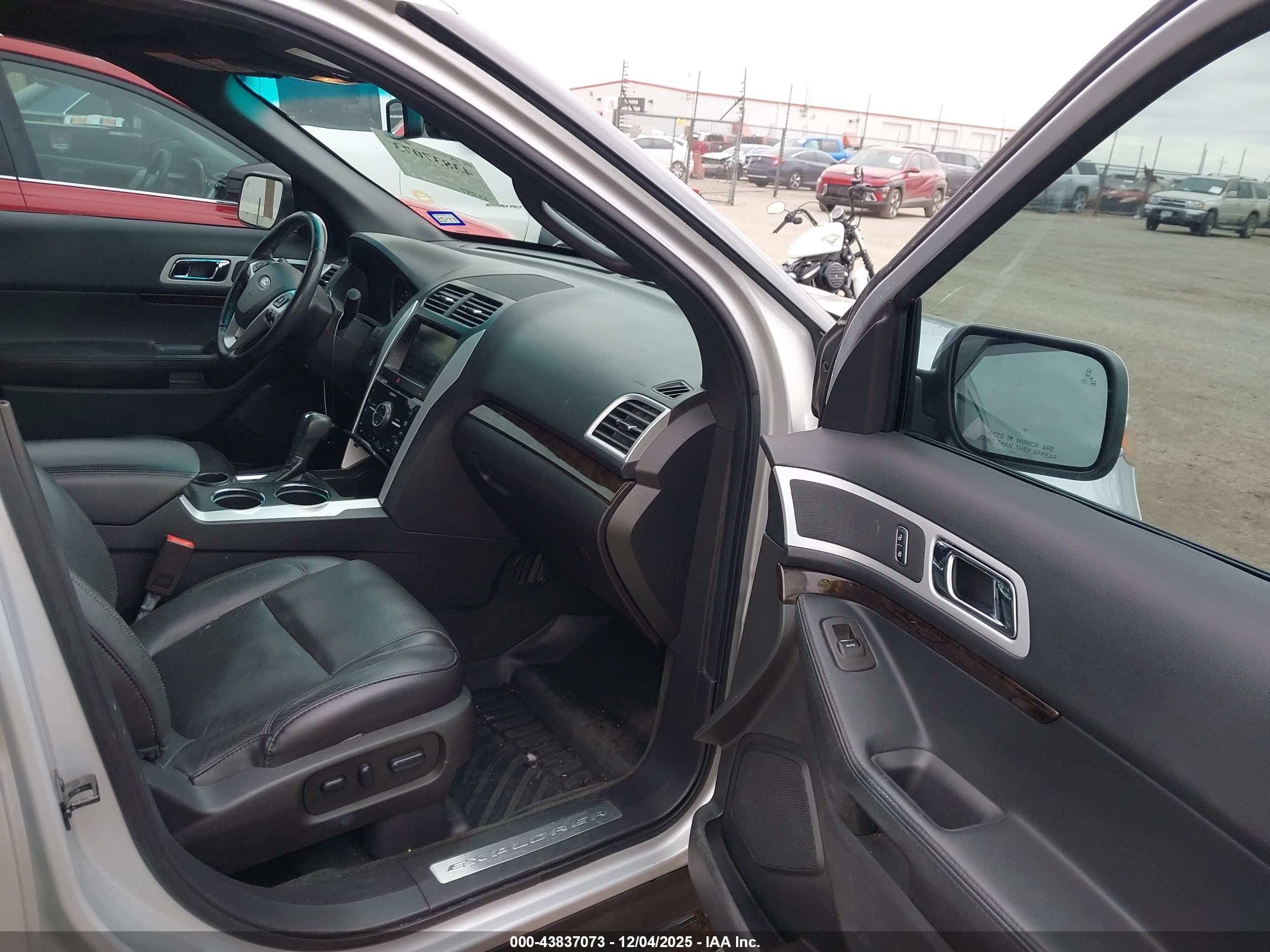 FORD EXPLORER image 5