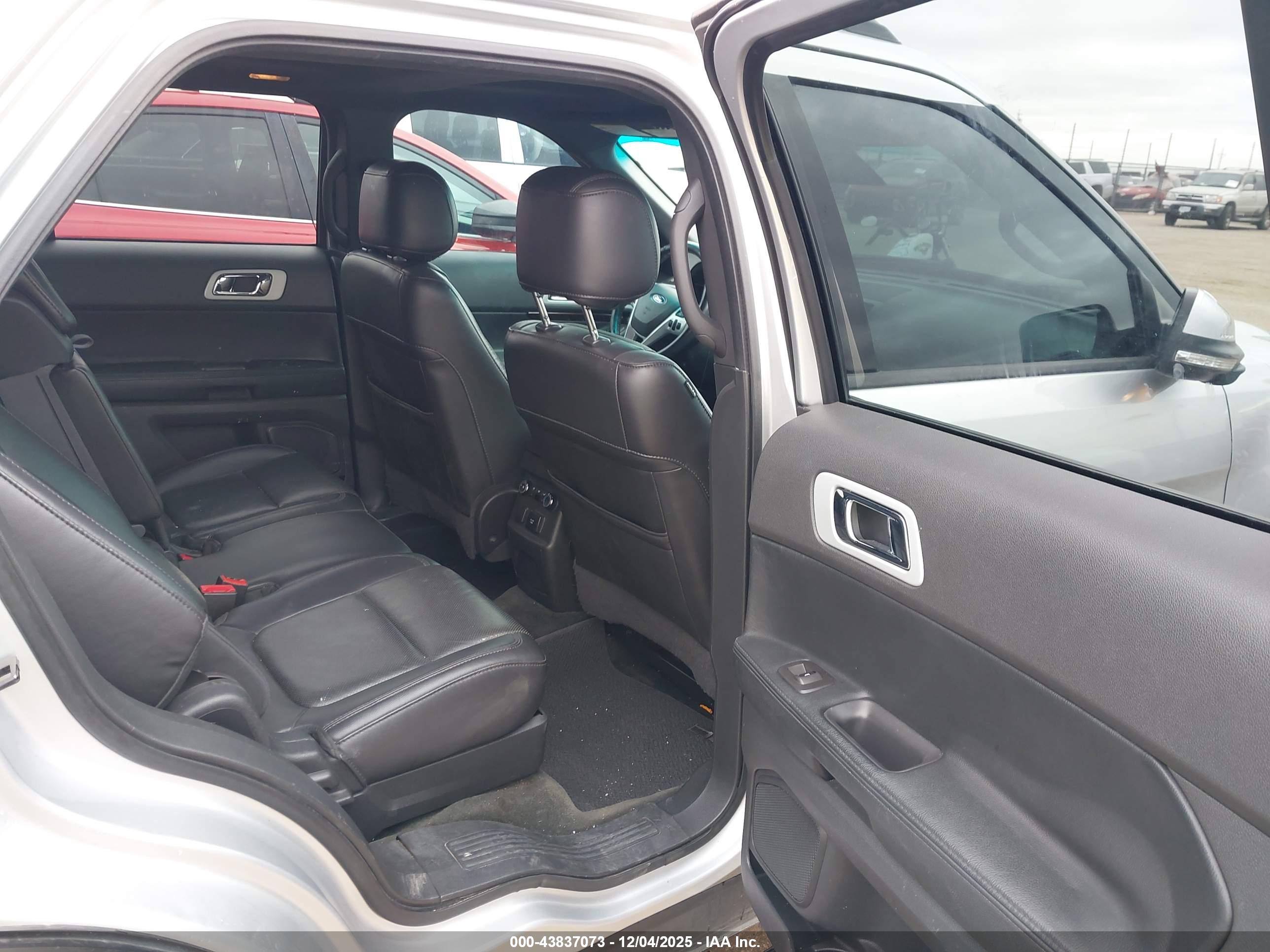 FORD EXPLORER image 8
