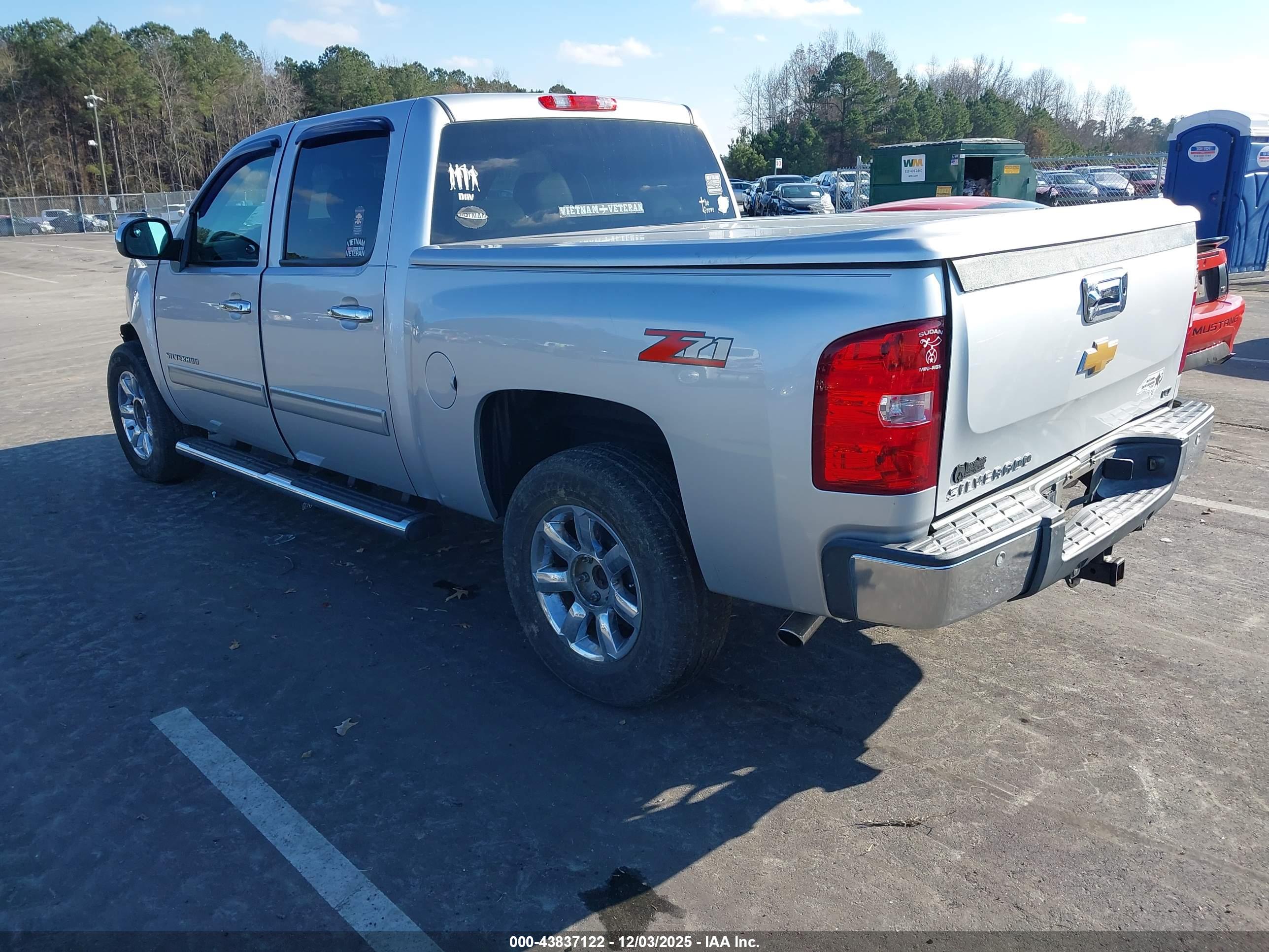 CHEVROLET SILVERADO image 3