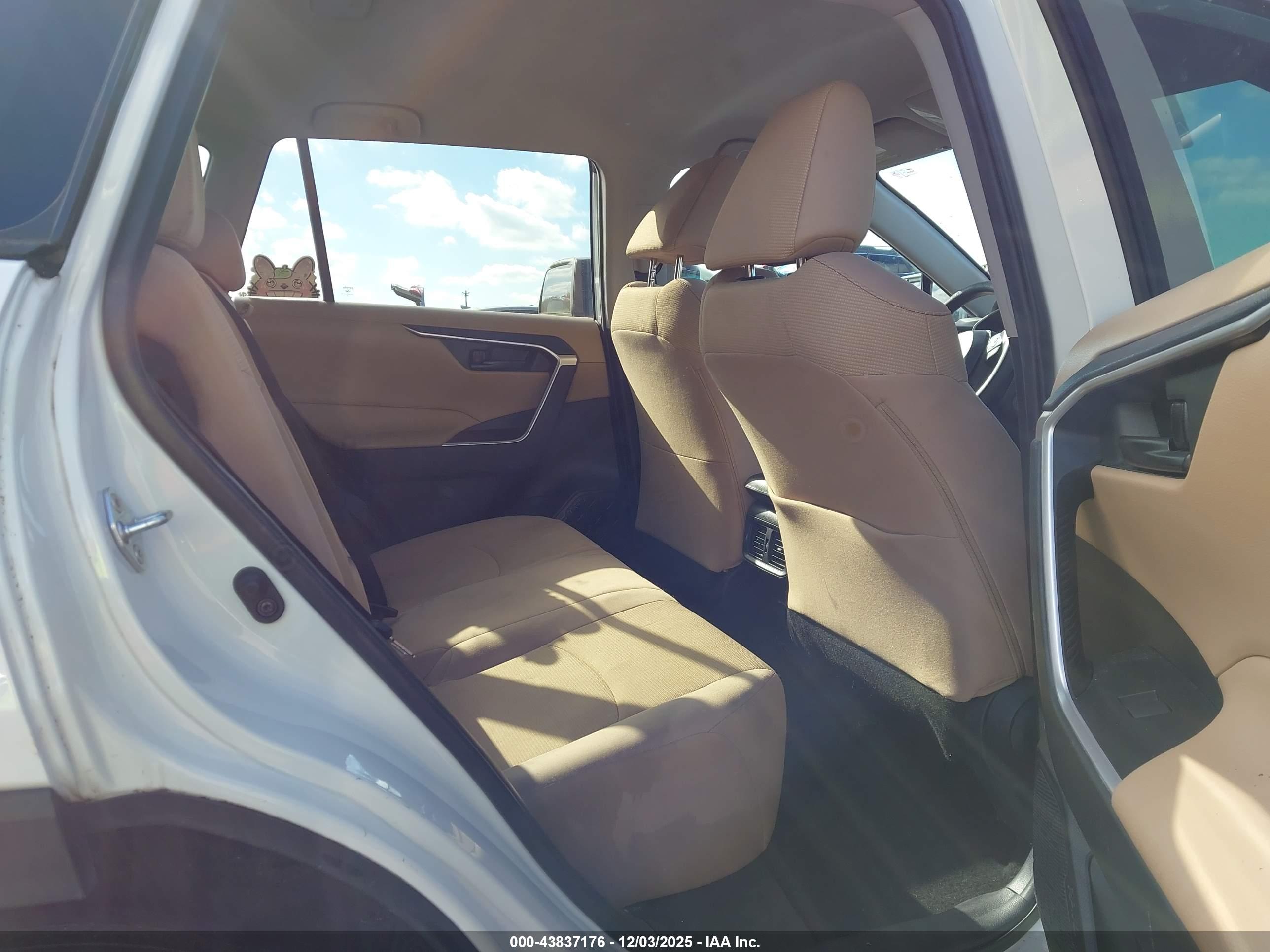 TOYOTA RAV4 image 8