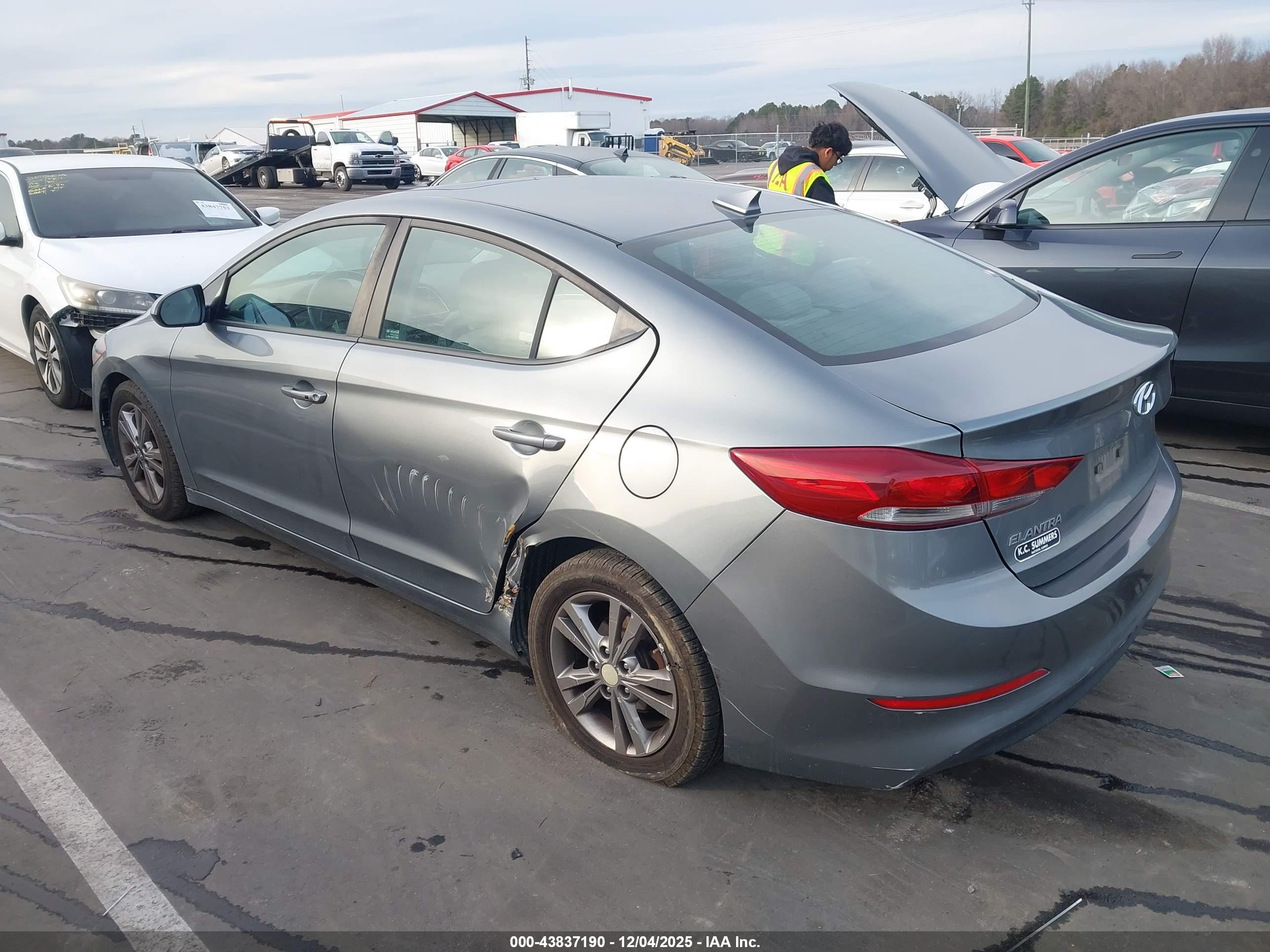 HYUNDAI ELANTRA image 3