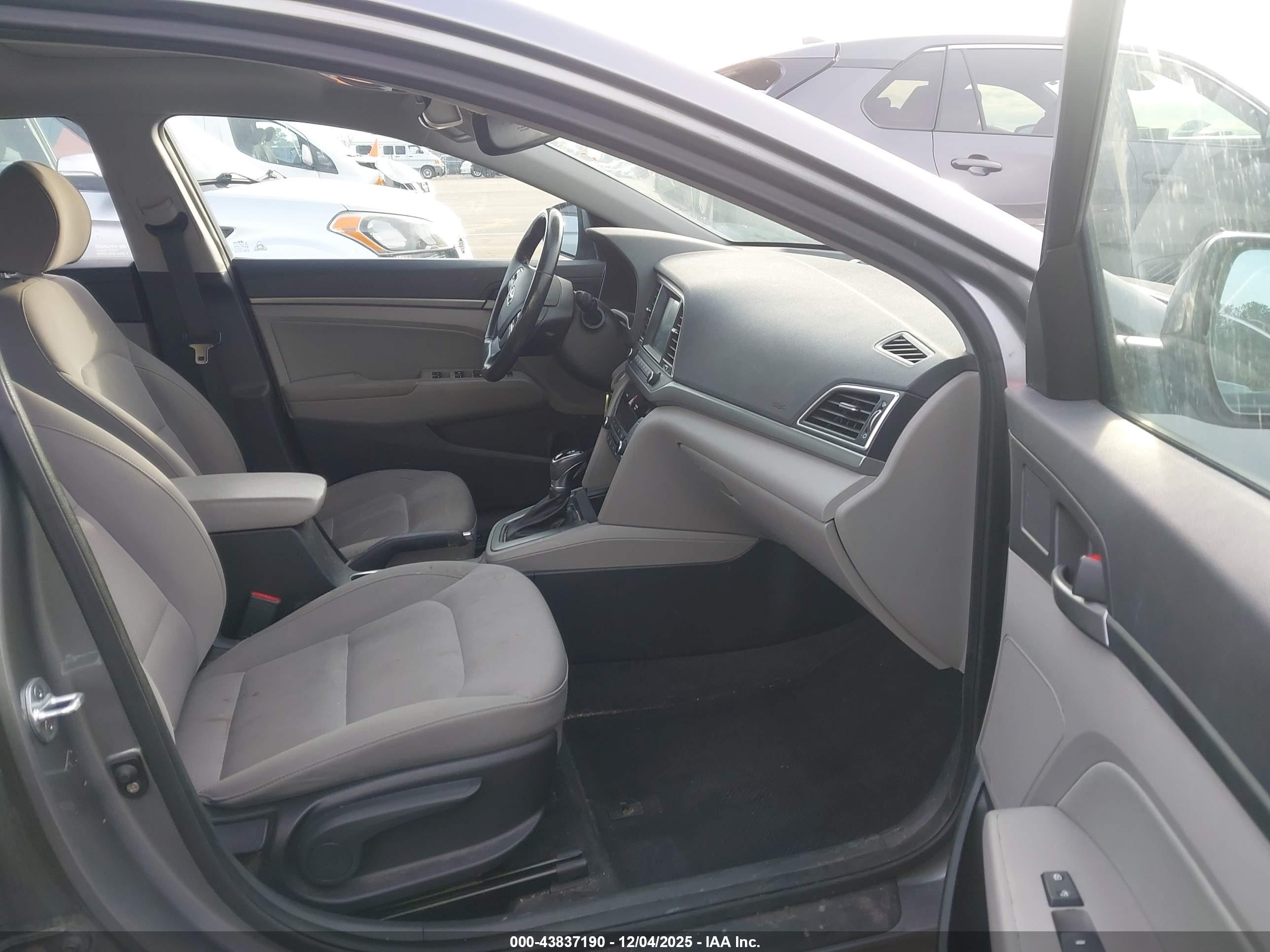 HYUNDAI ELANTRA image 5