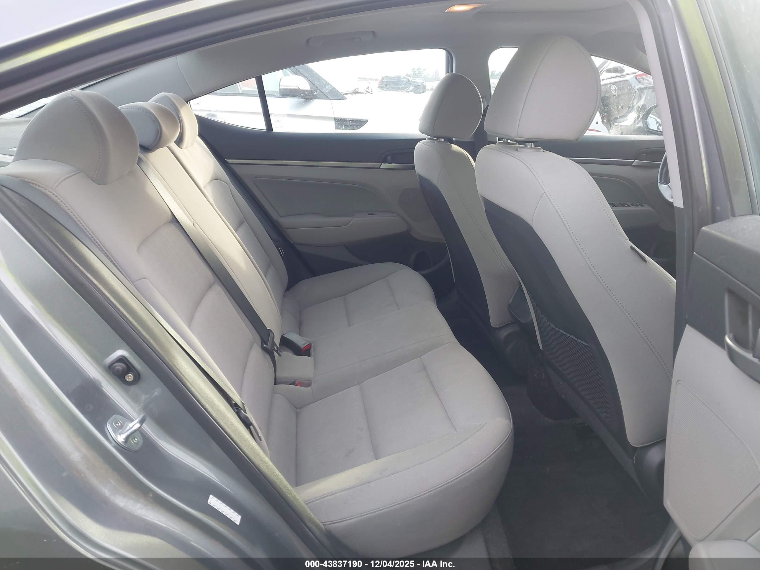 HYUNDAI ELANTRA image 8