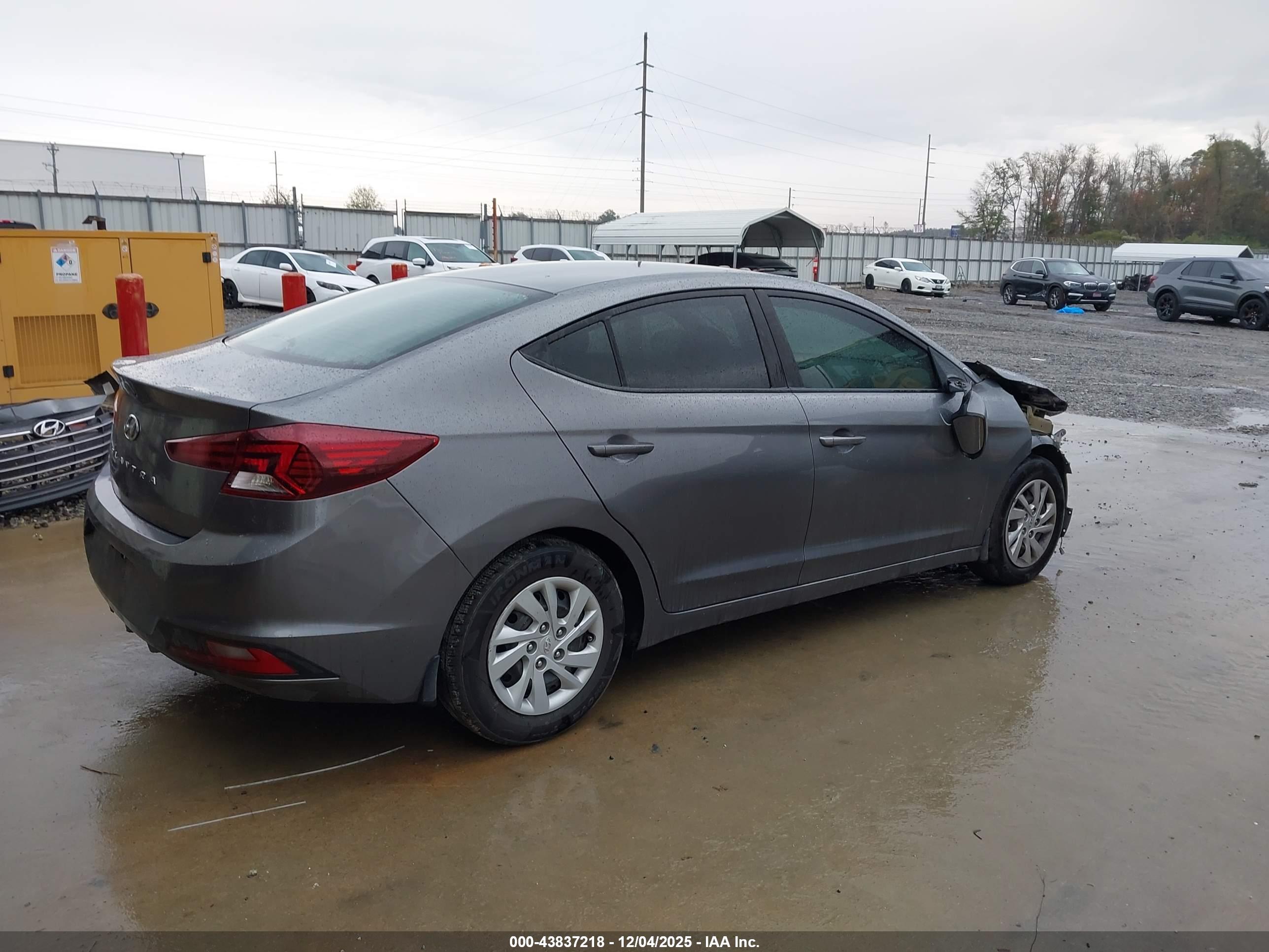 HYUNDAI ELANTRA image 4