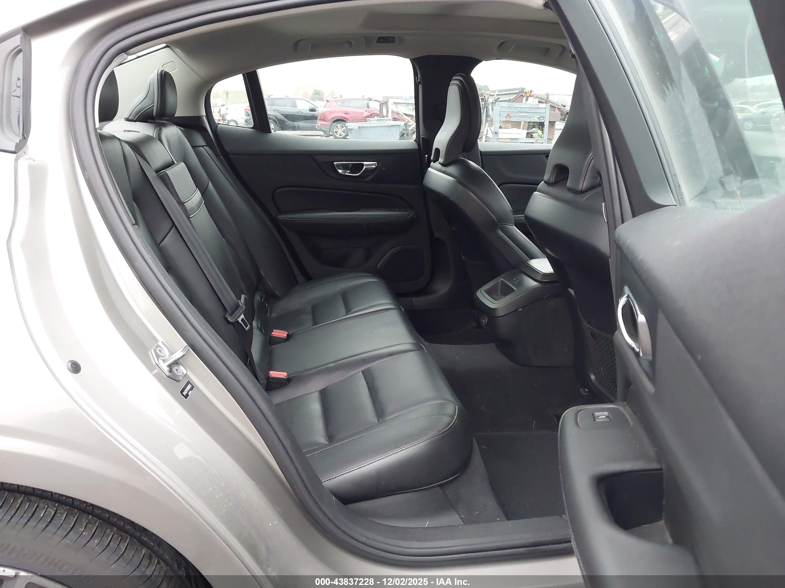 VOLVO S60 image 8