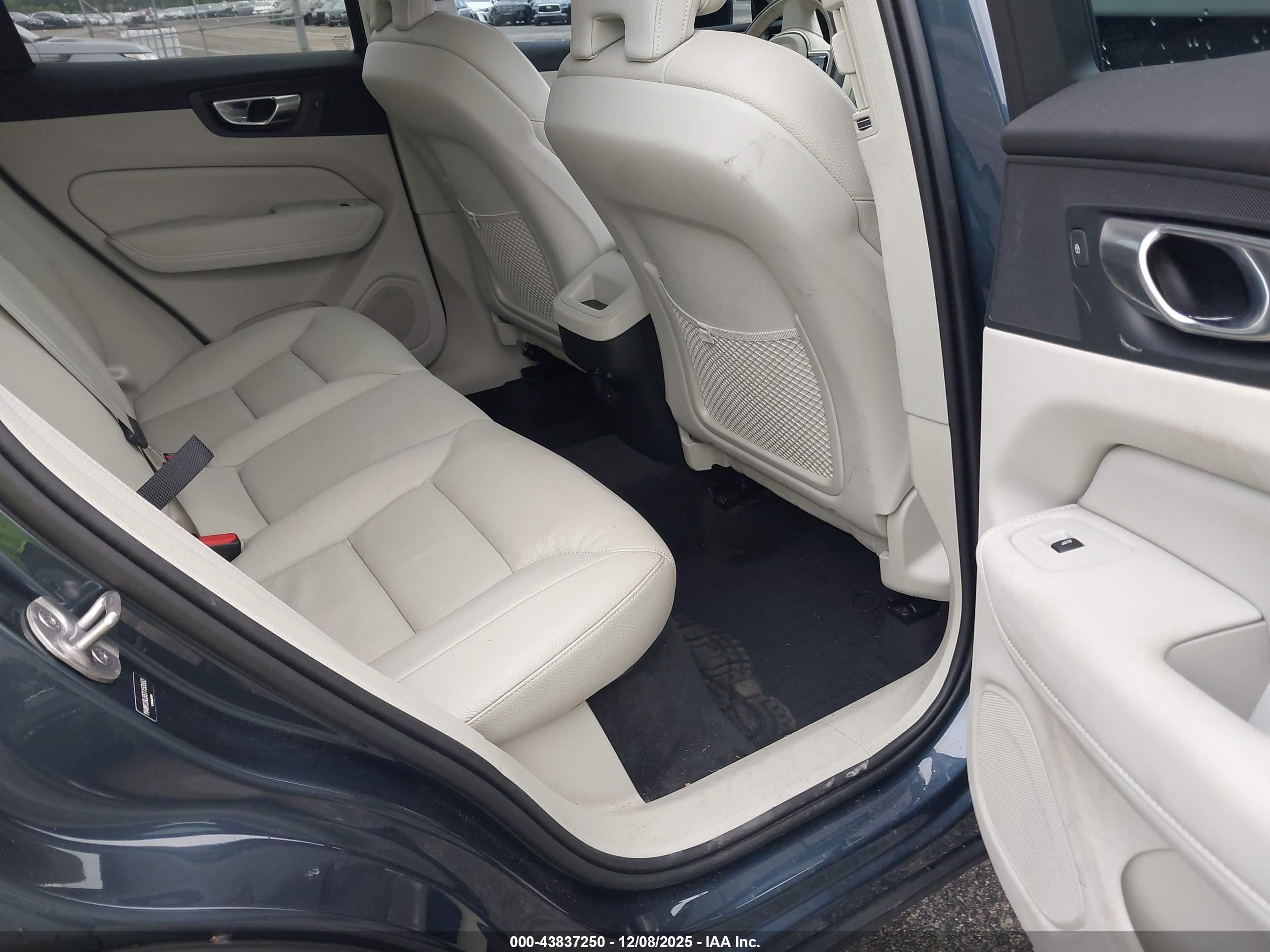 VOLVO XC60 image 8