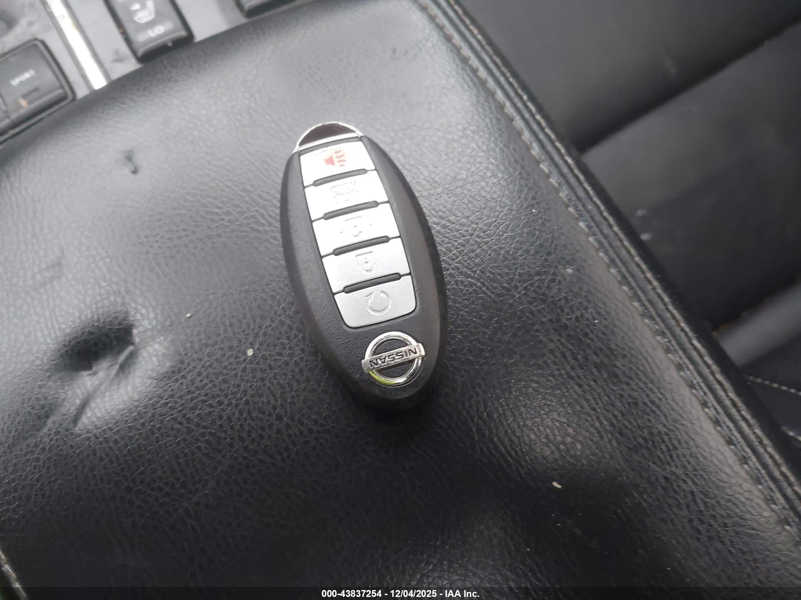 NISSAN MAXIMA image 11