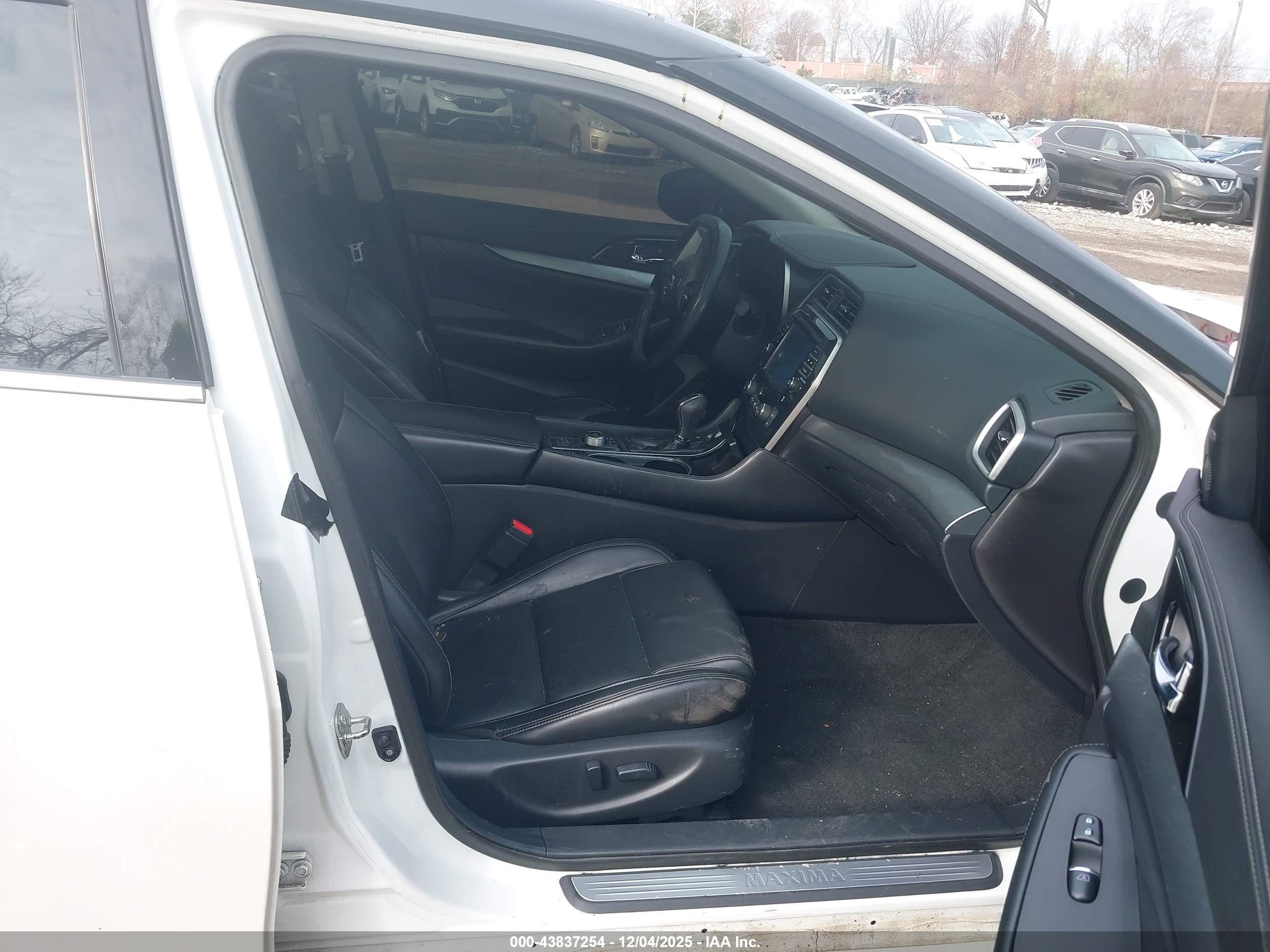 NISSAN MAXIMA image 5