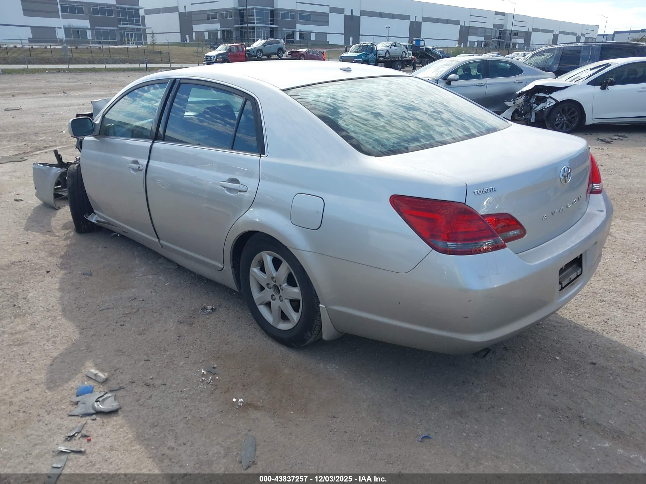 TOYOTA AVALON image 3