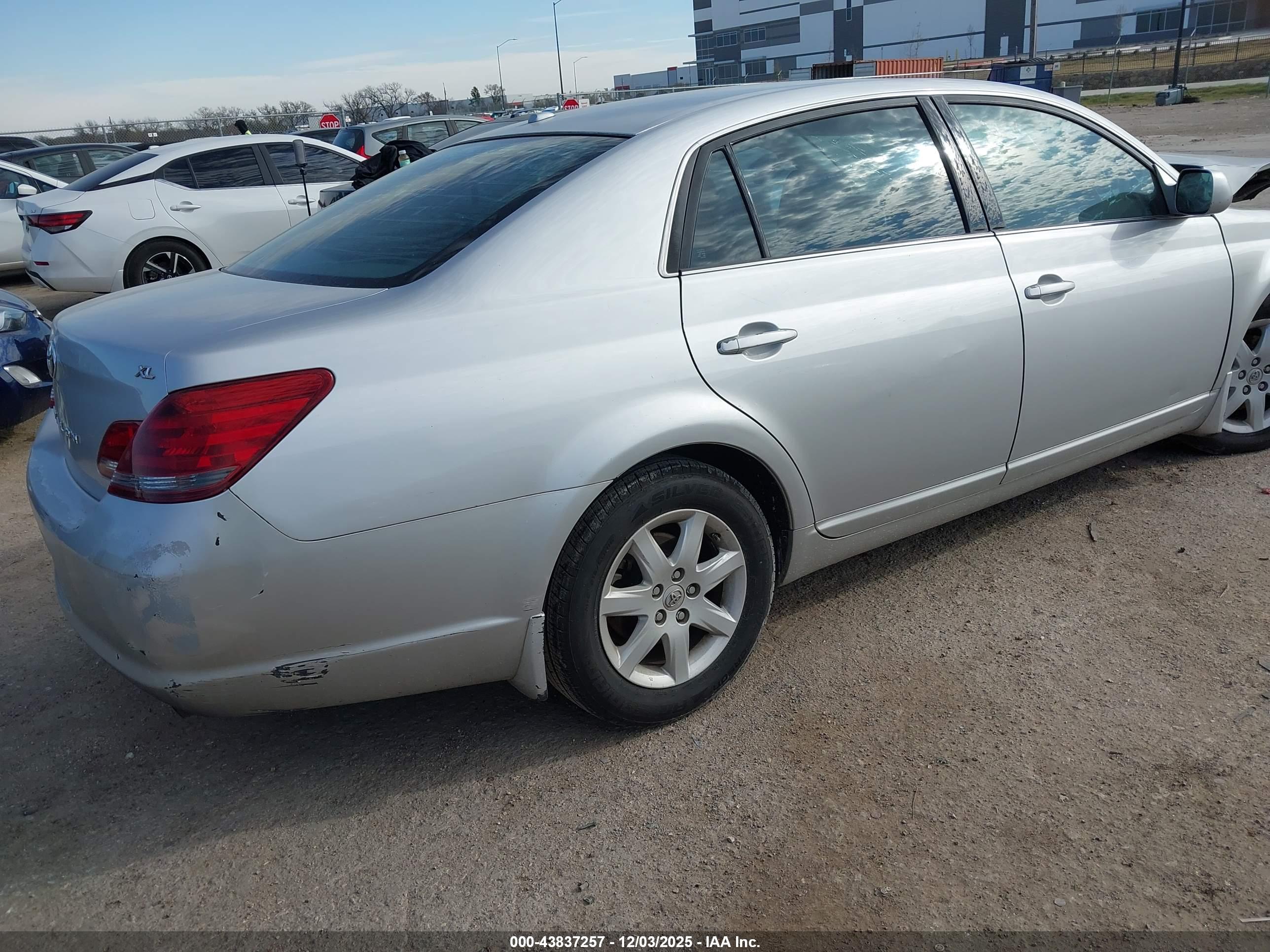 TOYOTA AVALON image 4