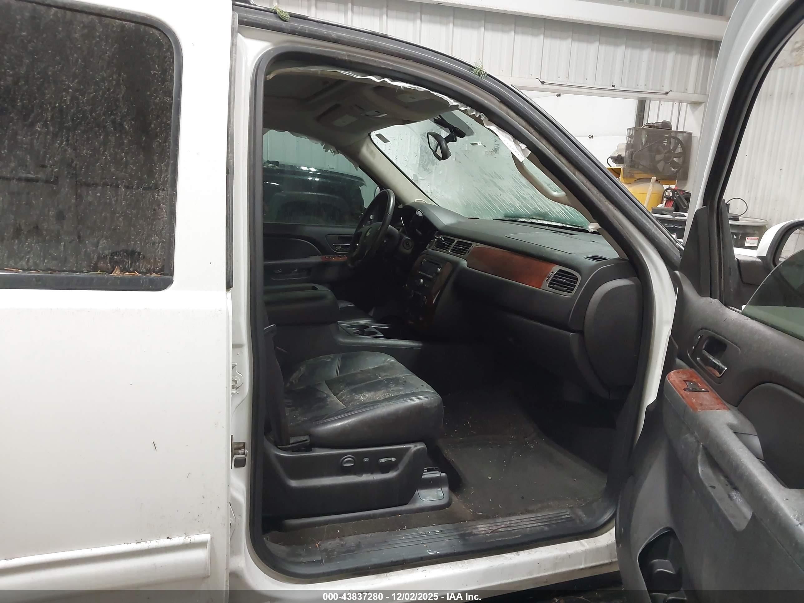 CHEVROLET SUBURBAN image 5