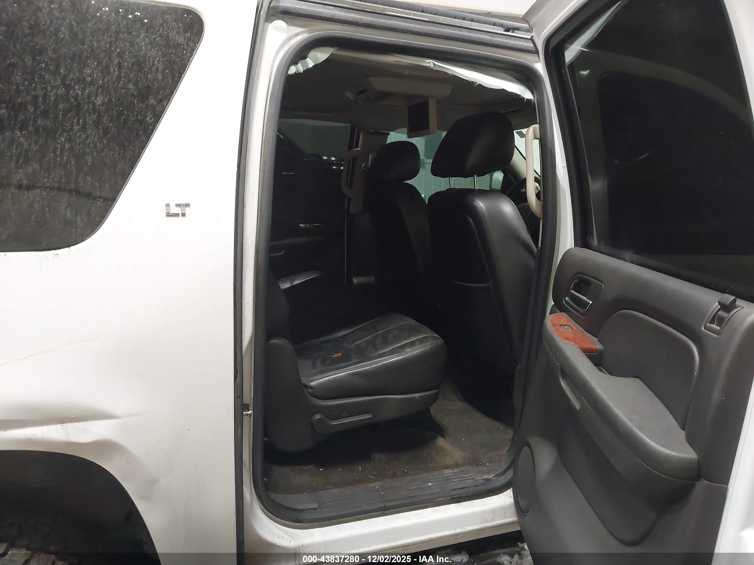 CHEVROLET SUBURBAN image 8