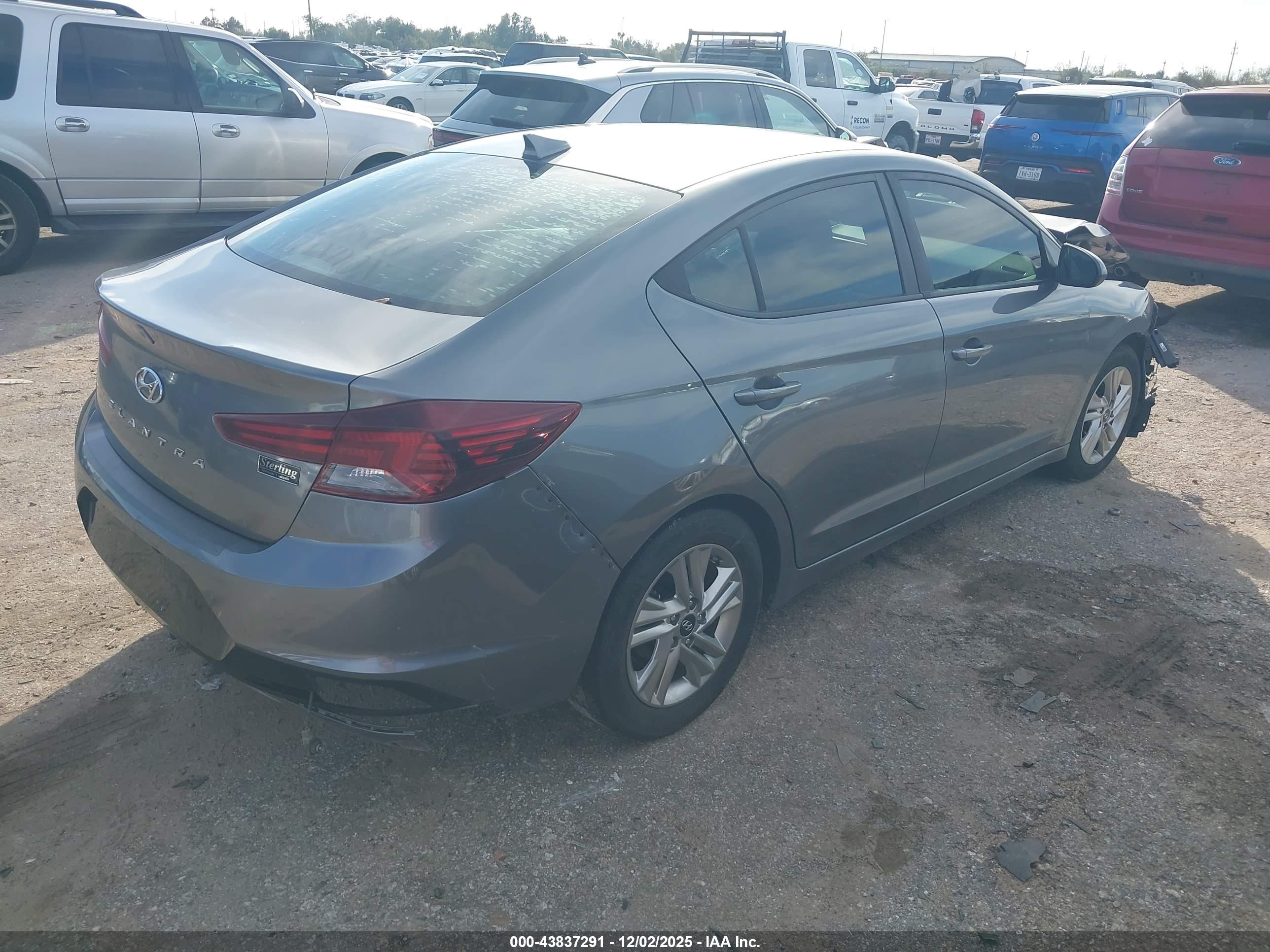 HYUNDAI ELANTRA image 4