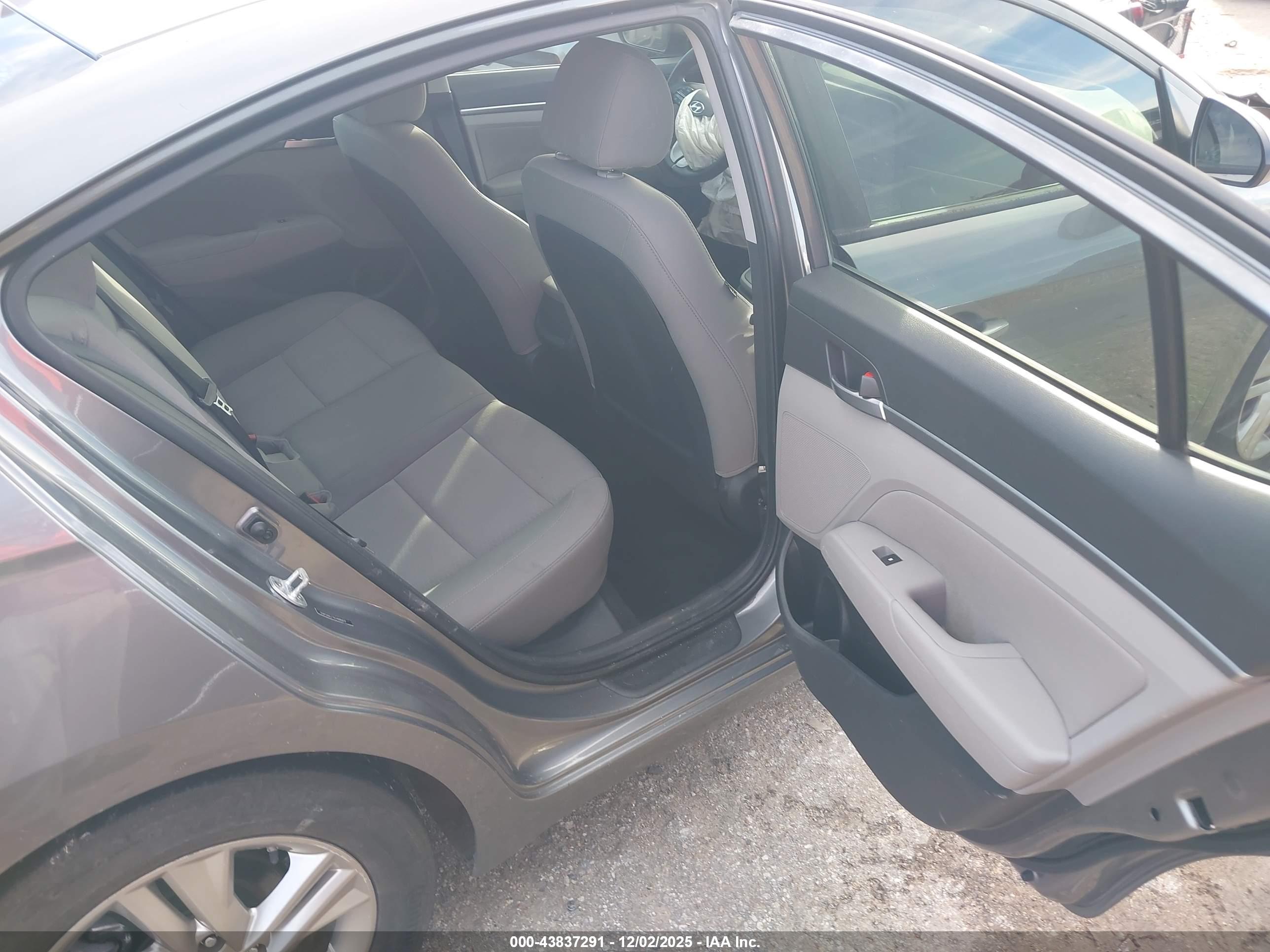 HYUNDAI ELANTRA image 8