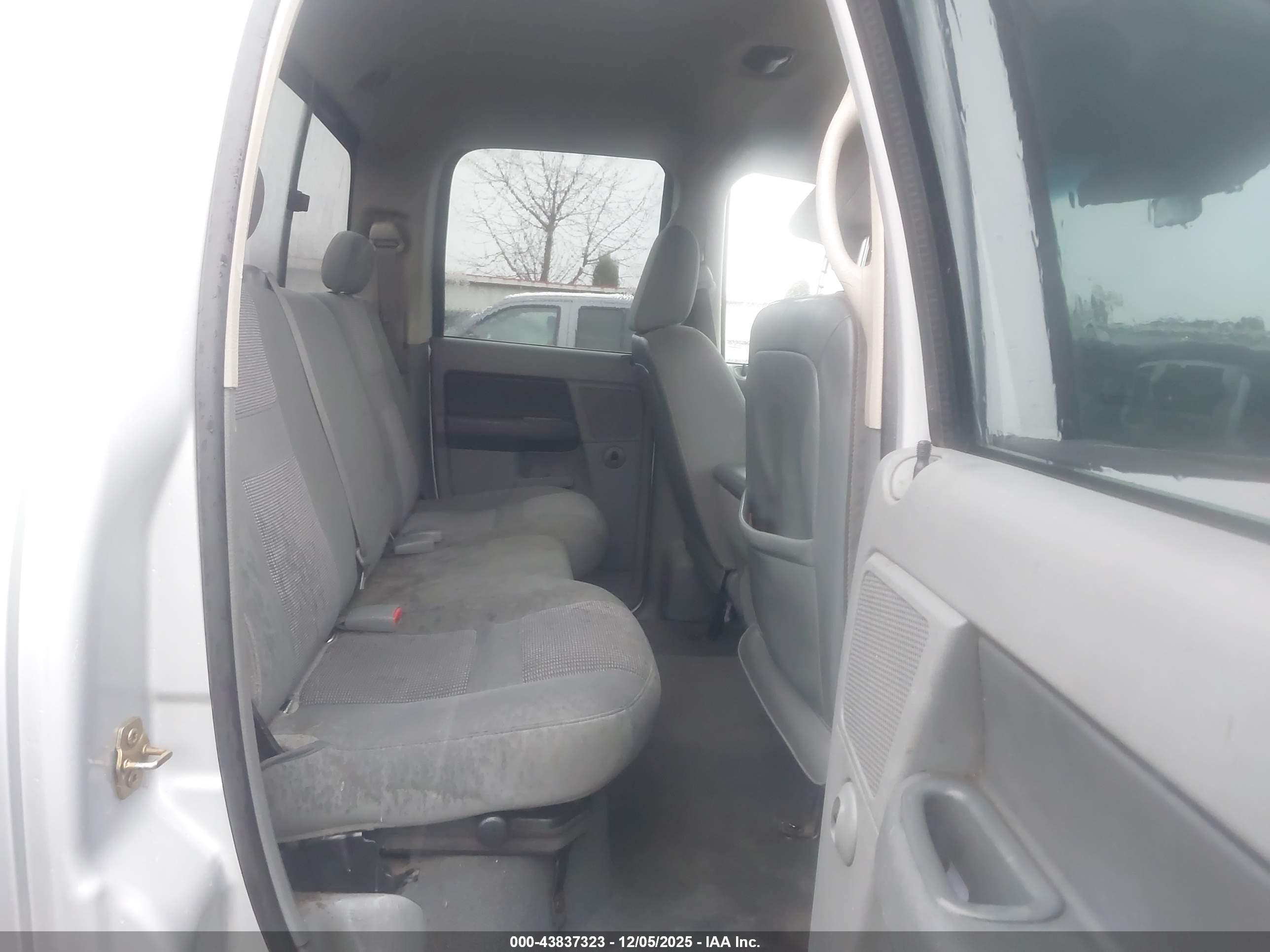 DODGE RAM image 8