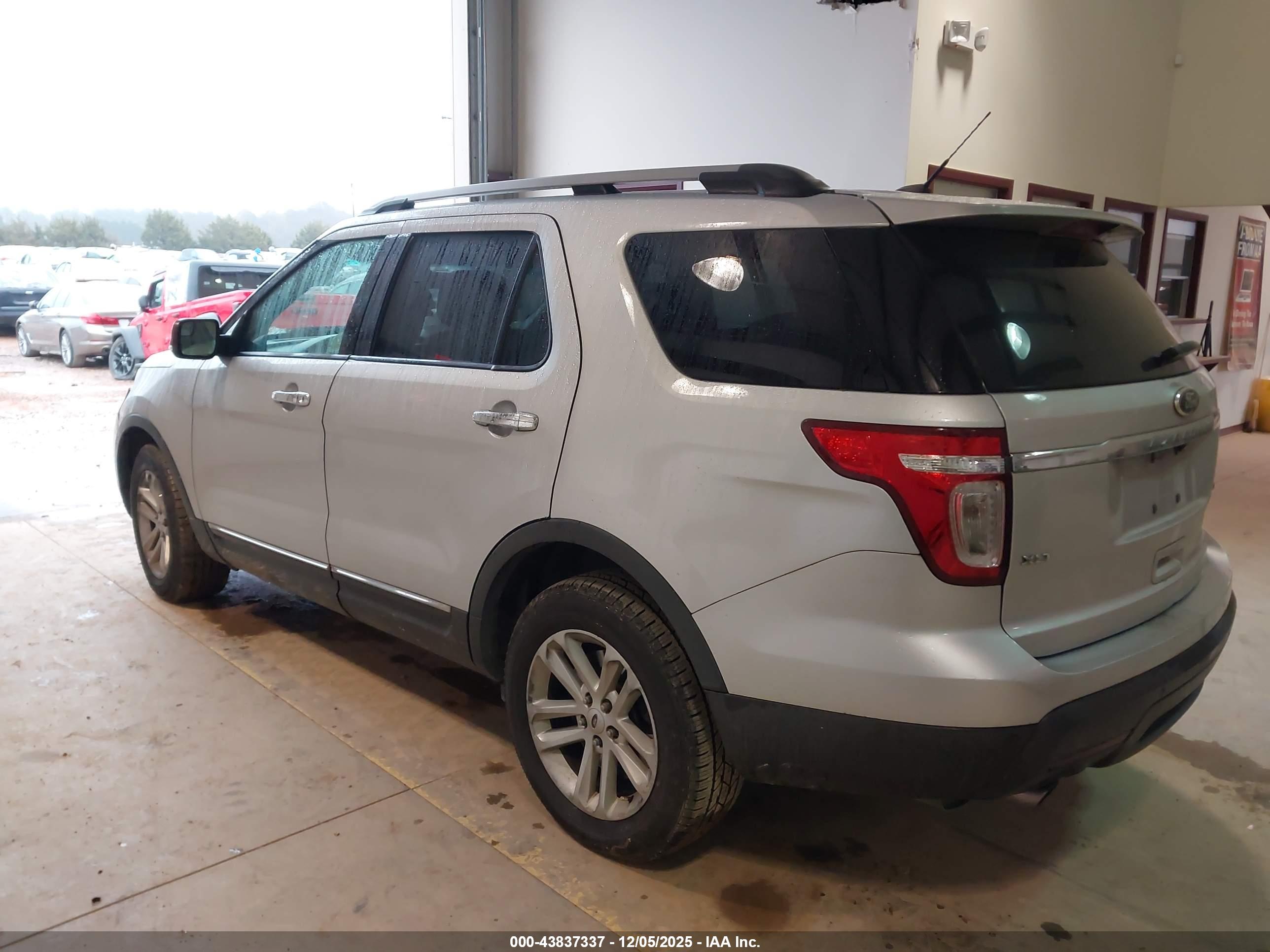 FORD EXPLORER image 3